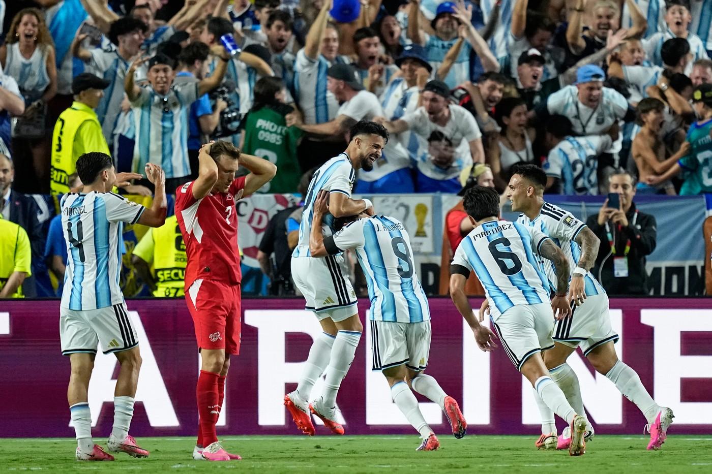 Argentinec Julián Álvarez (9) slaví s spoluhráči po vstřelení druhého gólu svého týmu během čtvrtfinálového zápasu mistrovství světa ve fotbale mezi Argentinou a Švýcarskem