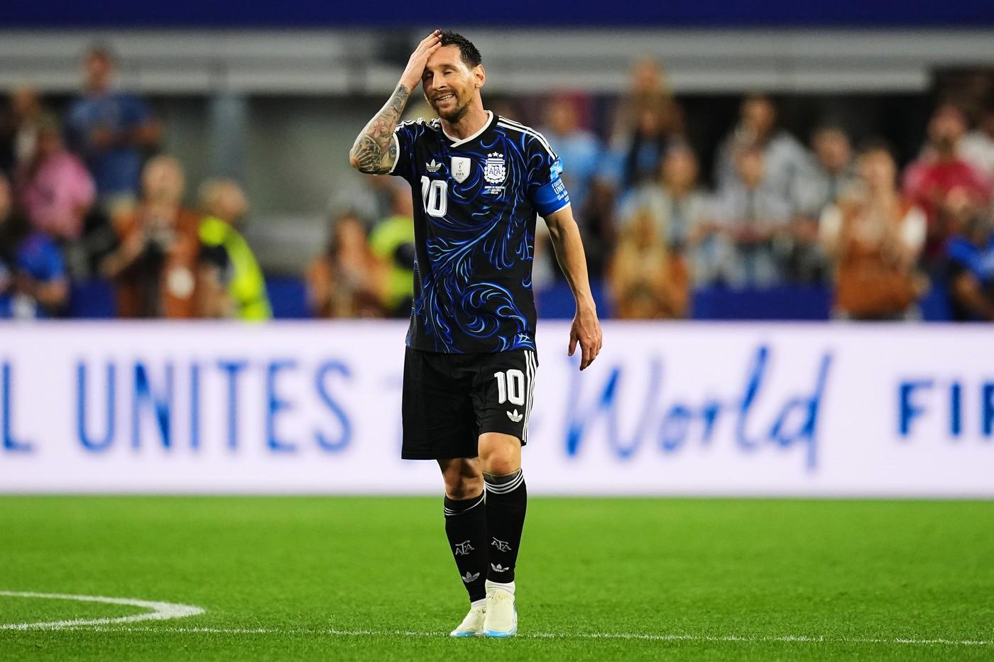 Argentinec Lionel Messi po vstřelení třetího gólu svého týmu z přímého kopu během fotbalového zápasu skupiny J mistrovství světa proti Jordánsku