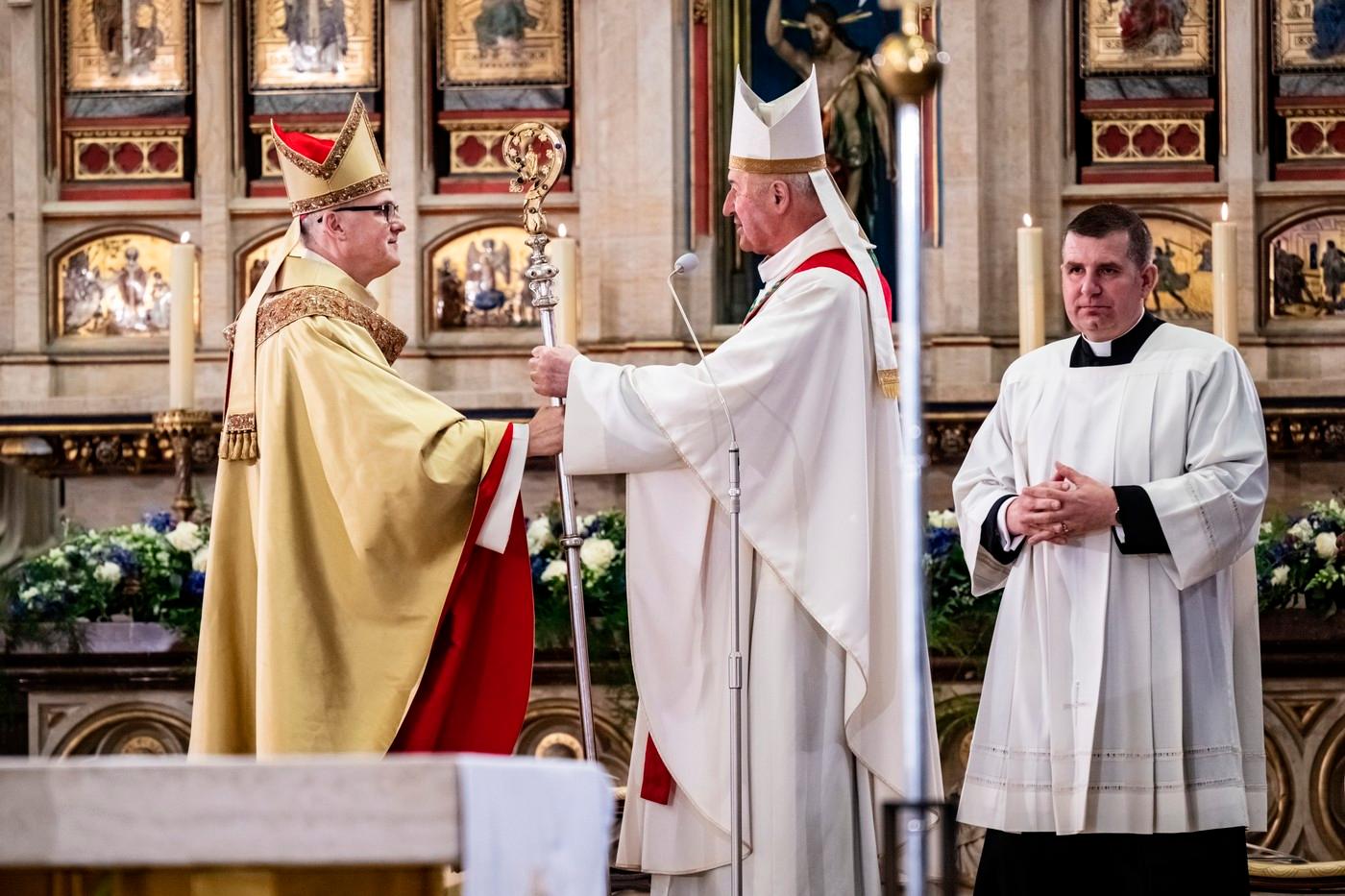 Úřadu pražského arcibiskupa se při slavnostní intronizaci ujal dosavadní litoměřický biskup Stanislav Přibyl (vlevo)