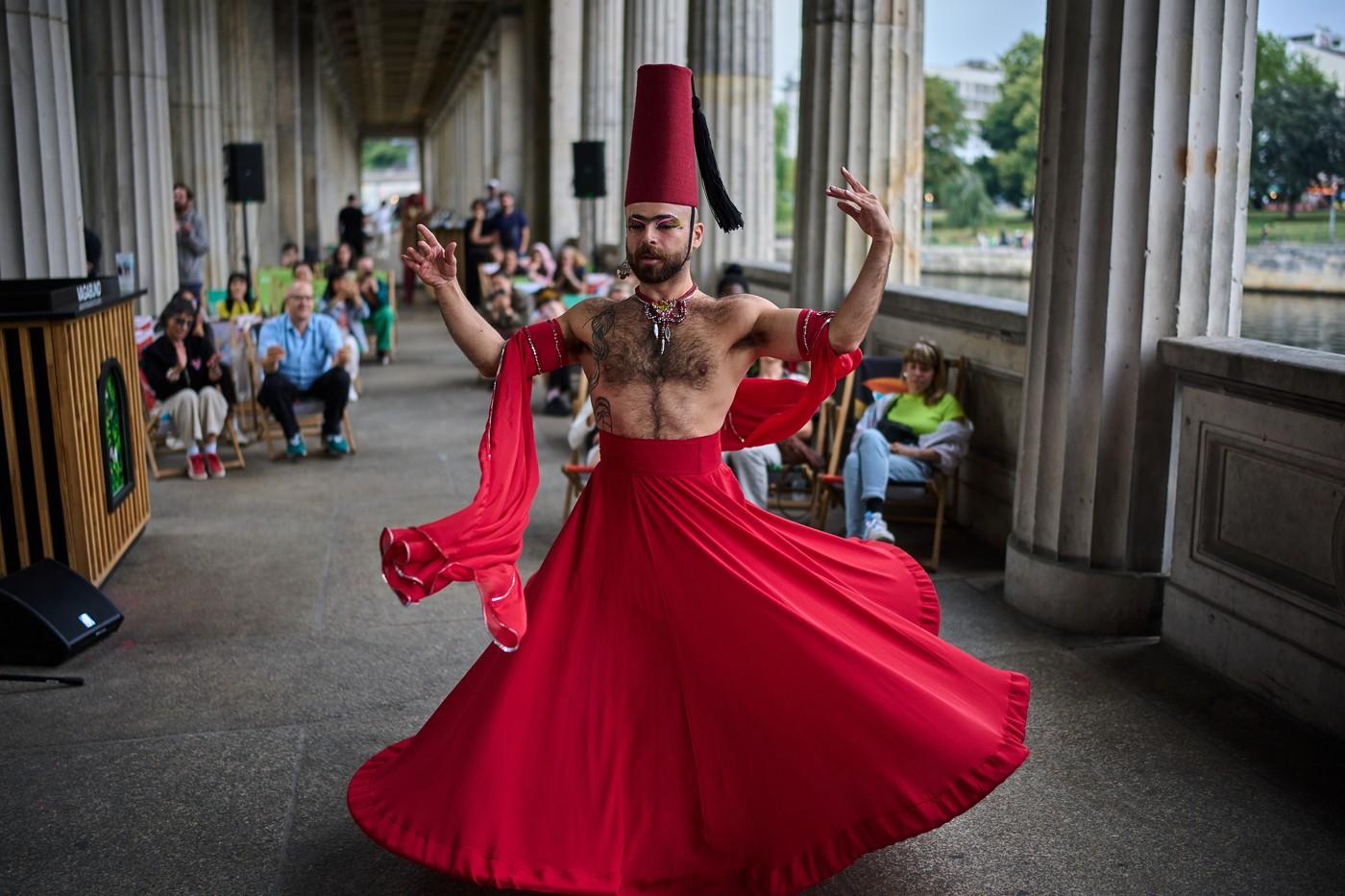 Haidar Darwish, syrský tanečník břišního tance z berlínského LGBTQ kolektivu Queens Against Borders, vystupuje během představení pod širým nebem v Berlíně
