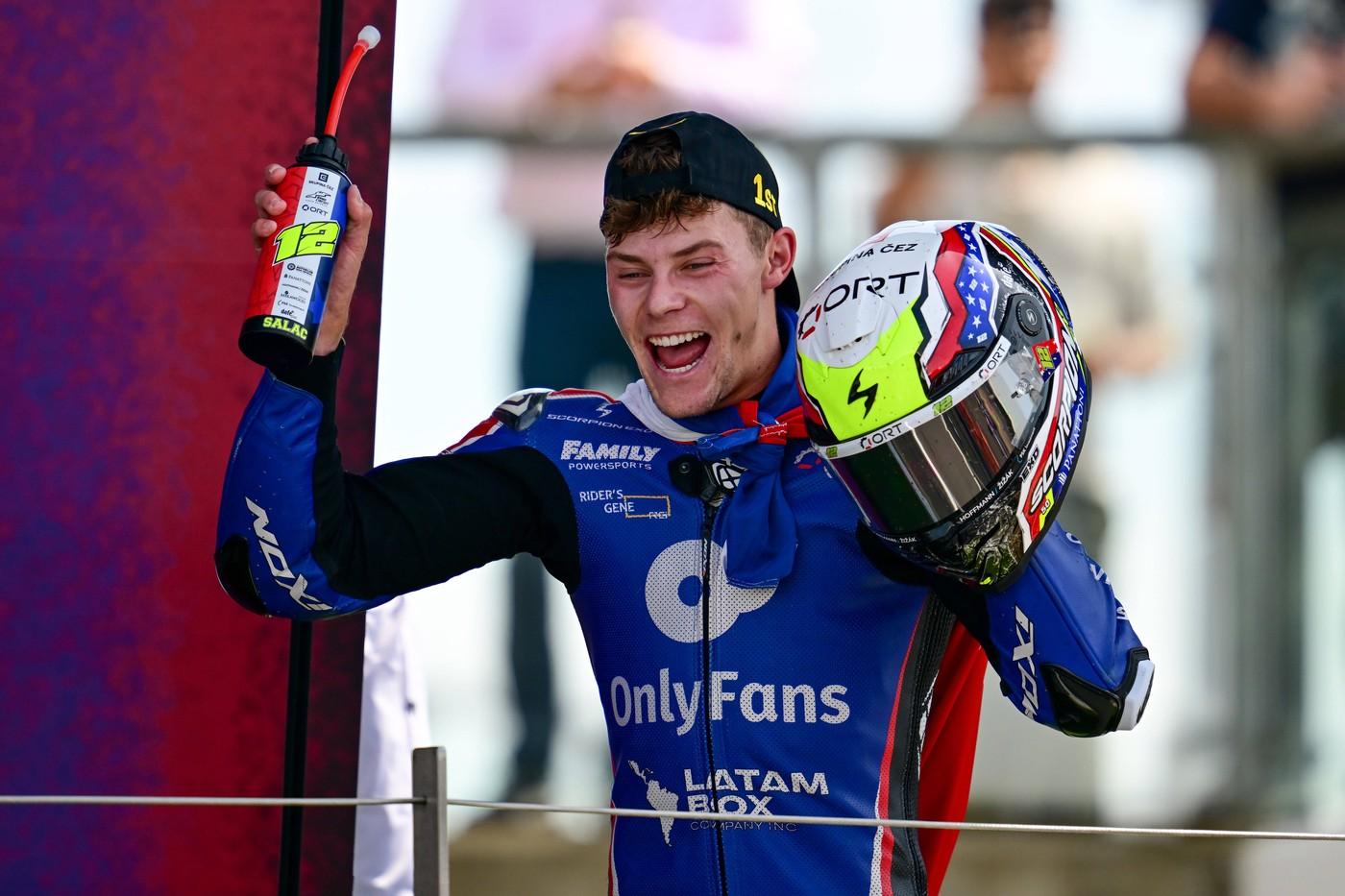 Filip Saláč z amerického závodního týmu Only Fans oslavuje vítězství během Velké ceny Velké Británie MotoGP Qatar Airways v Silverstone