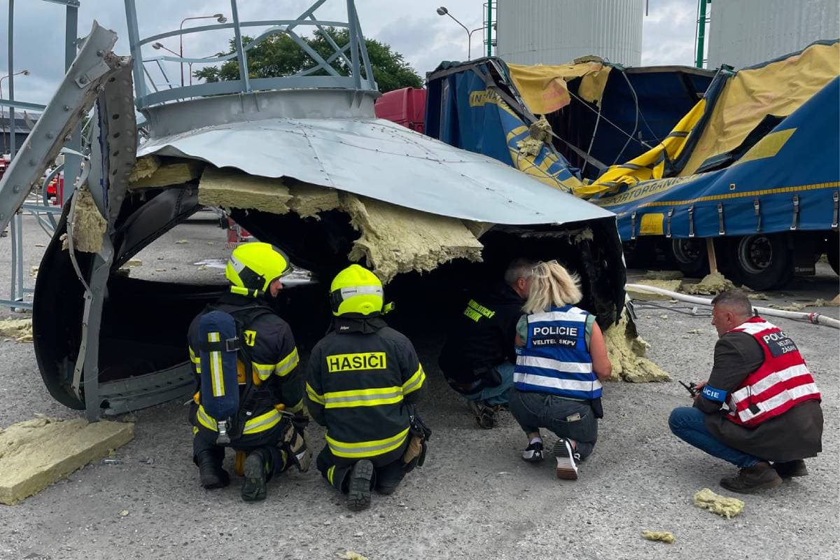 Hasiči zasahují 19. srpna v Otrokovicích na Zlínsku kvůli utržení víka velké průmyslové nádrže v areálu Toma