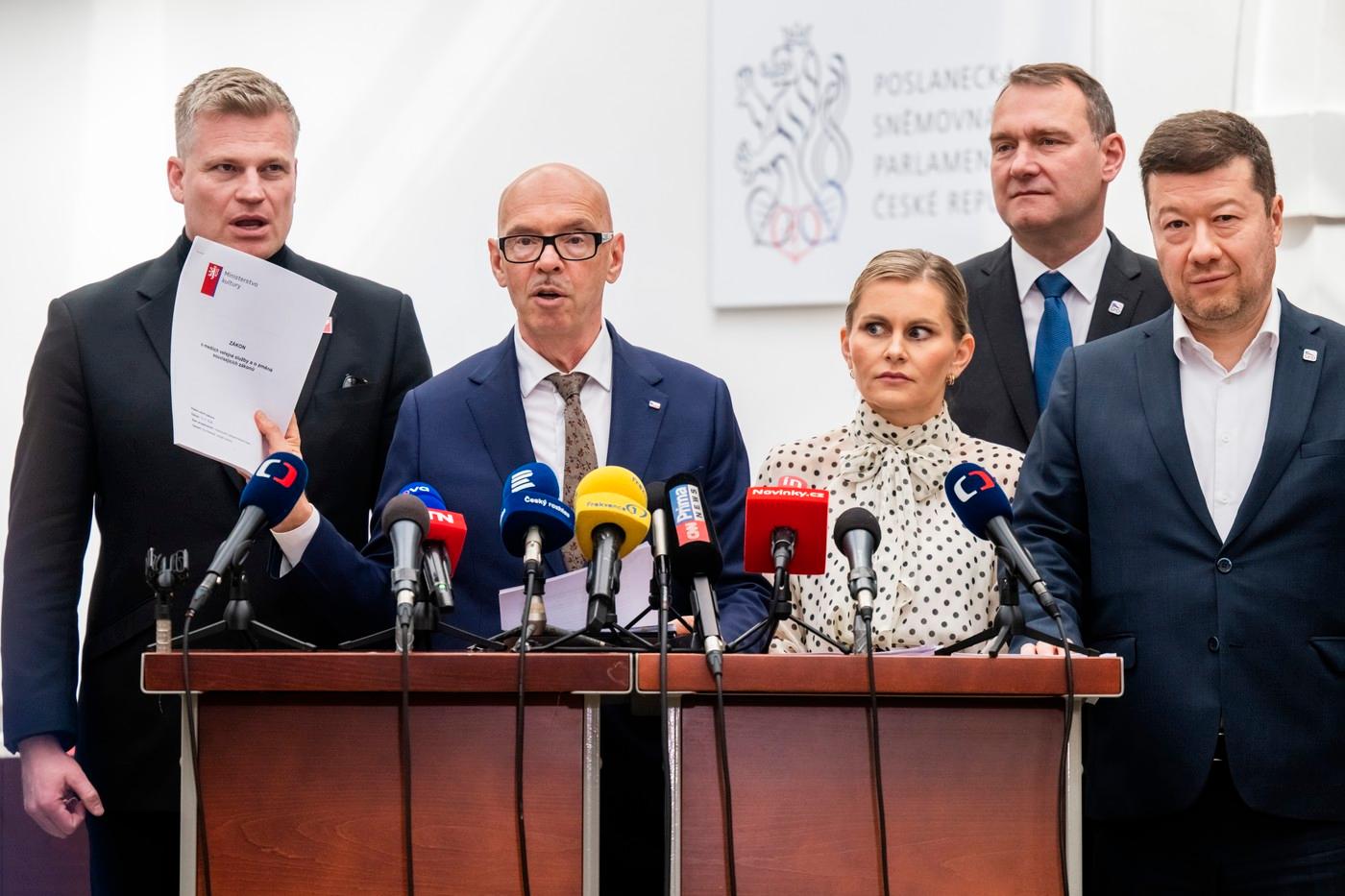 Zleva ministr kultury Oto Klempíř (Motoristé), předsedkyně poslaneckého klubu hnutí ANO Taťána Malá, předseda poslaneckého klubu hnutí SPD Radim Fiala a předseda Poslanecké sněmovny Tomio Okamura (SPD)