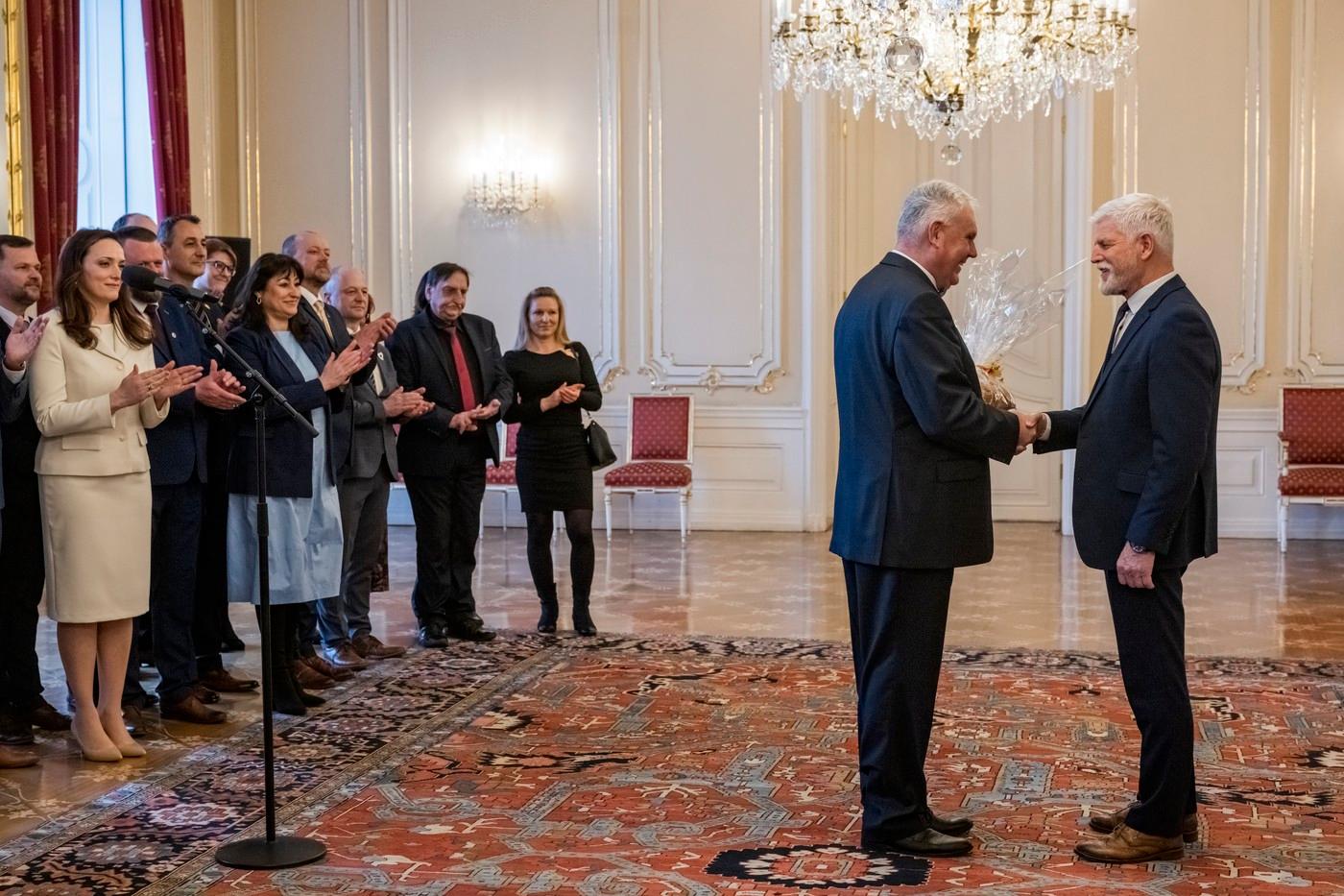 Prezident Petr Pavel (vpravo) přijal starosty a starostky obcí, které se staly finalisty soutěže Vesnice roku 2025.