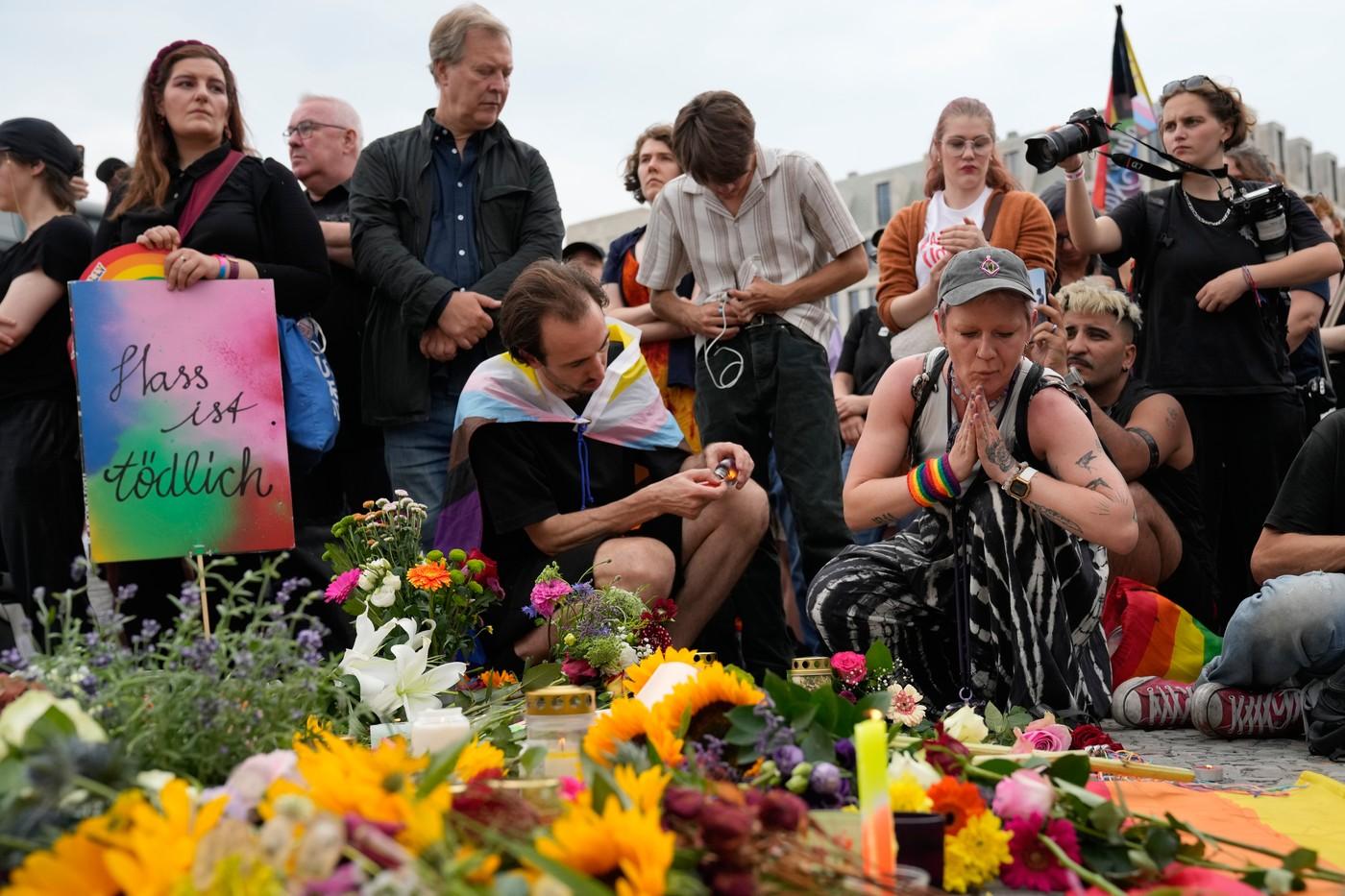 Lidé se shromáždili před Braniborskou bránou, aby se zúčastnili demonstrace na podporu komunity LGBTQ+ poté, co během pochodu Pride v Berlíně vrazilo auto do davu