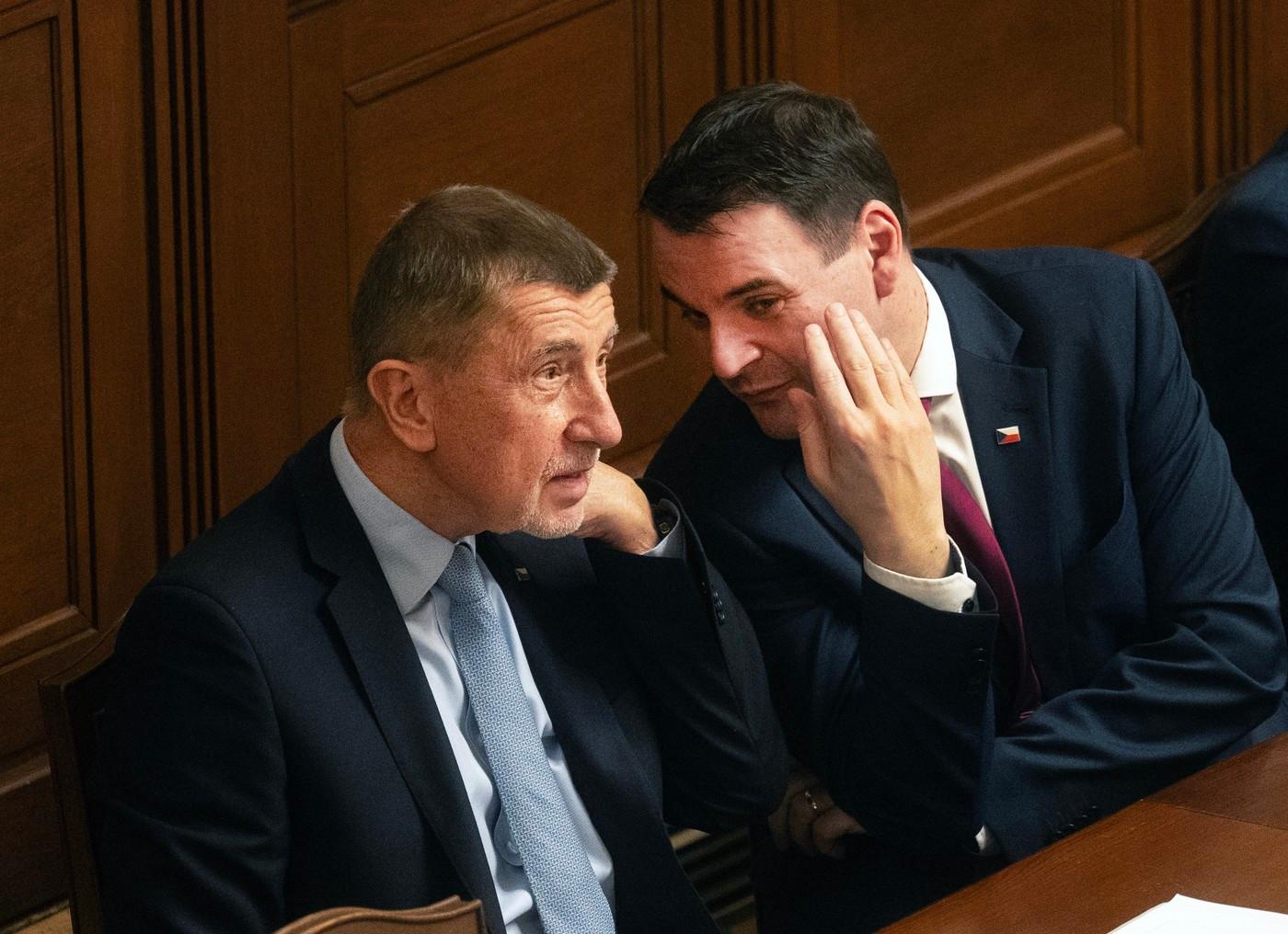 premiér Andrej Babiš (ANO) a ministr zahraničí Petr Macinka (Motoristé)