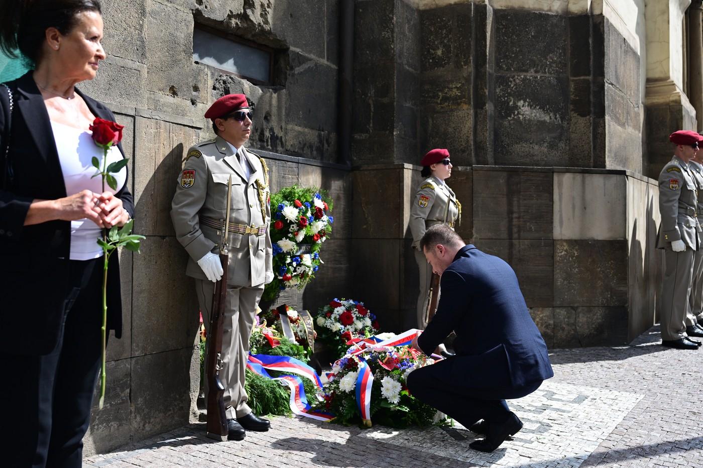 Uctění památky československých parašutistů při příležitosti 84. výročí atentátu na zastupujícího říšského protektora Reinharda Heydricha