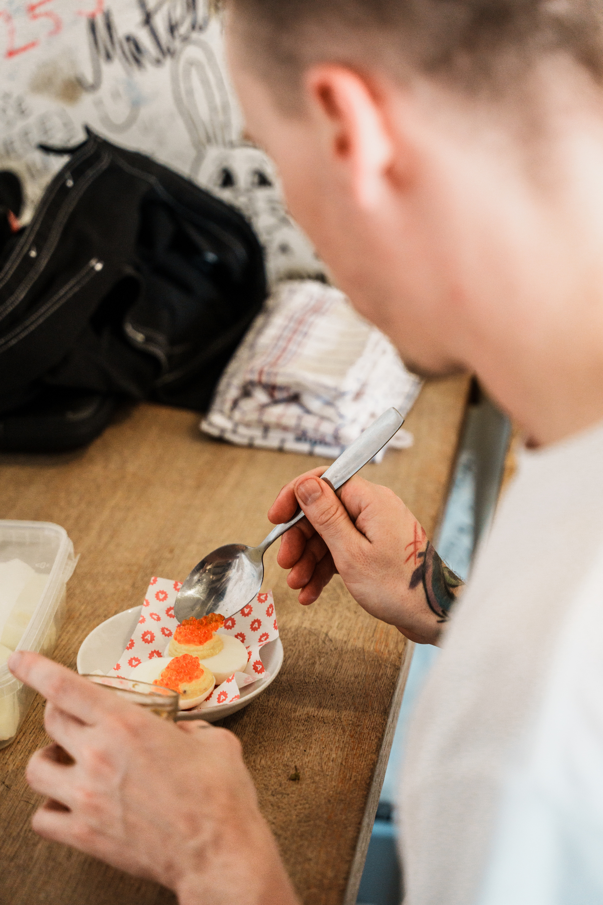 Plněné vajíčko s hořčicí, medvědím česnekem a ančovičkami u Dvou kohoutů