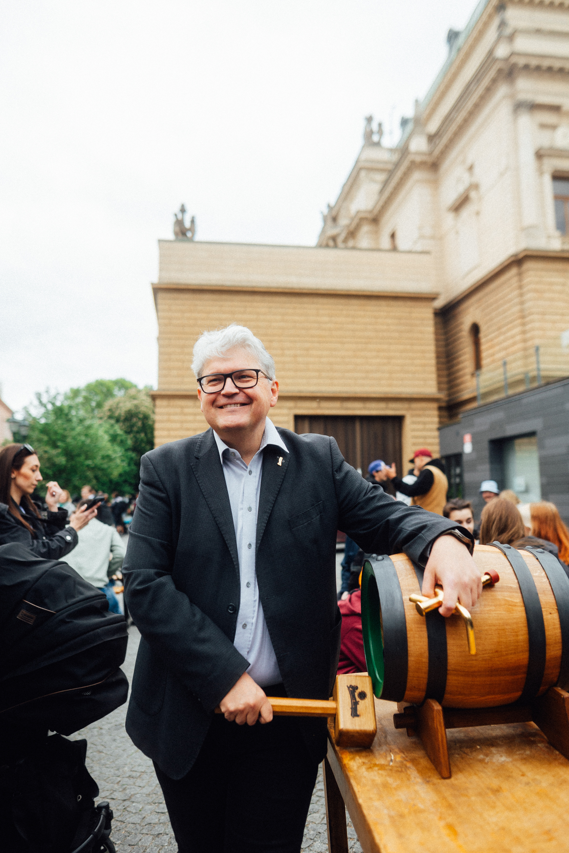 Narozeniny Lokálu Pod Divadlem 2025, naražení sudu