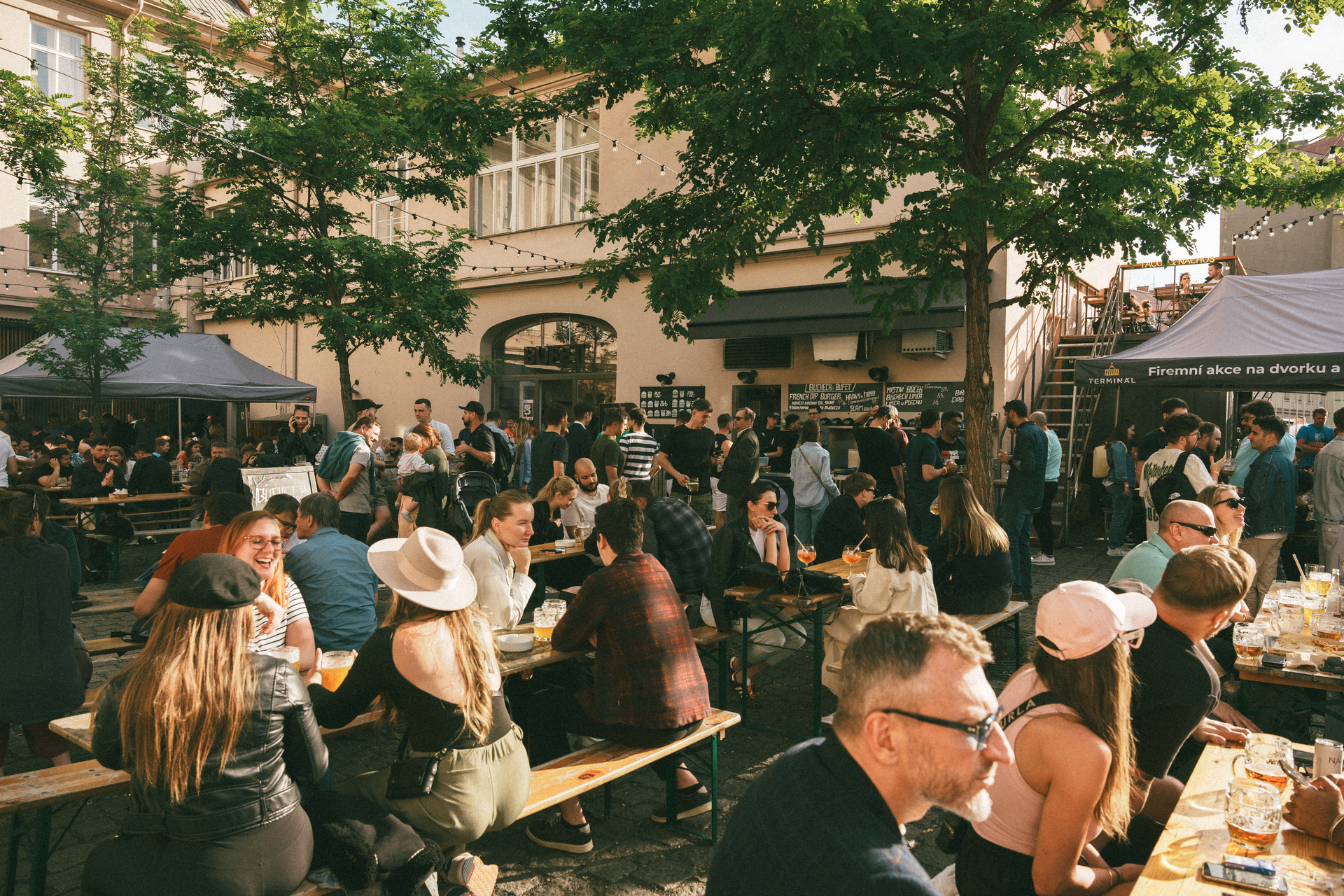 Plný karlínský dvorek návštěvníků pop-up akce Bufet x Bucheck