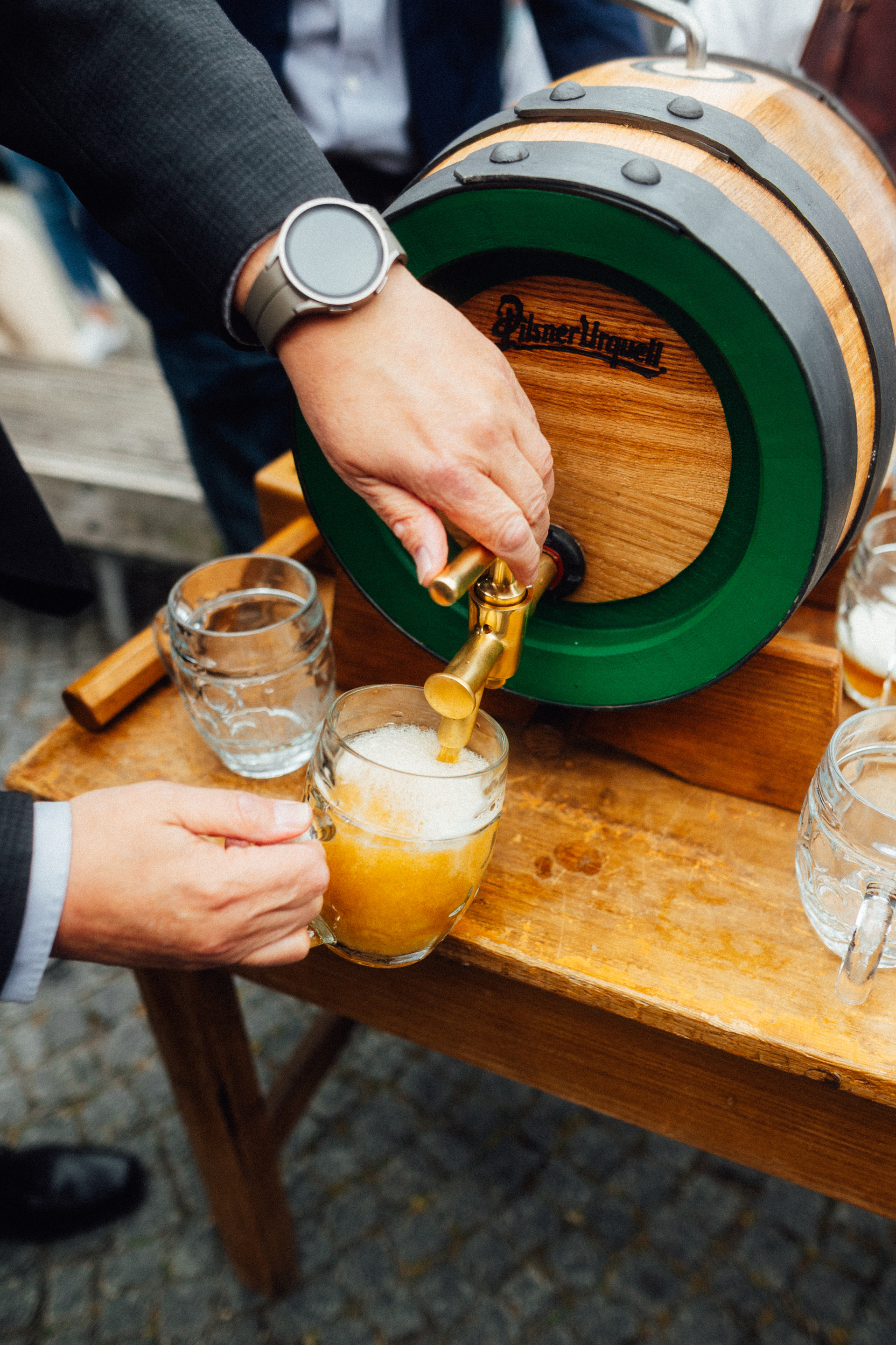 Narozeniny Lokálu Pod Divadlem 2025, čepování piva ze sudu