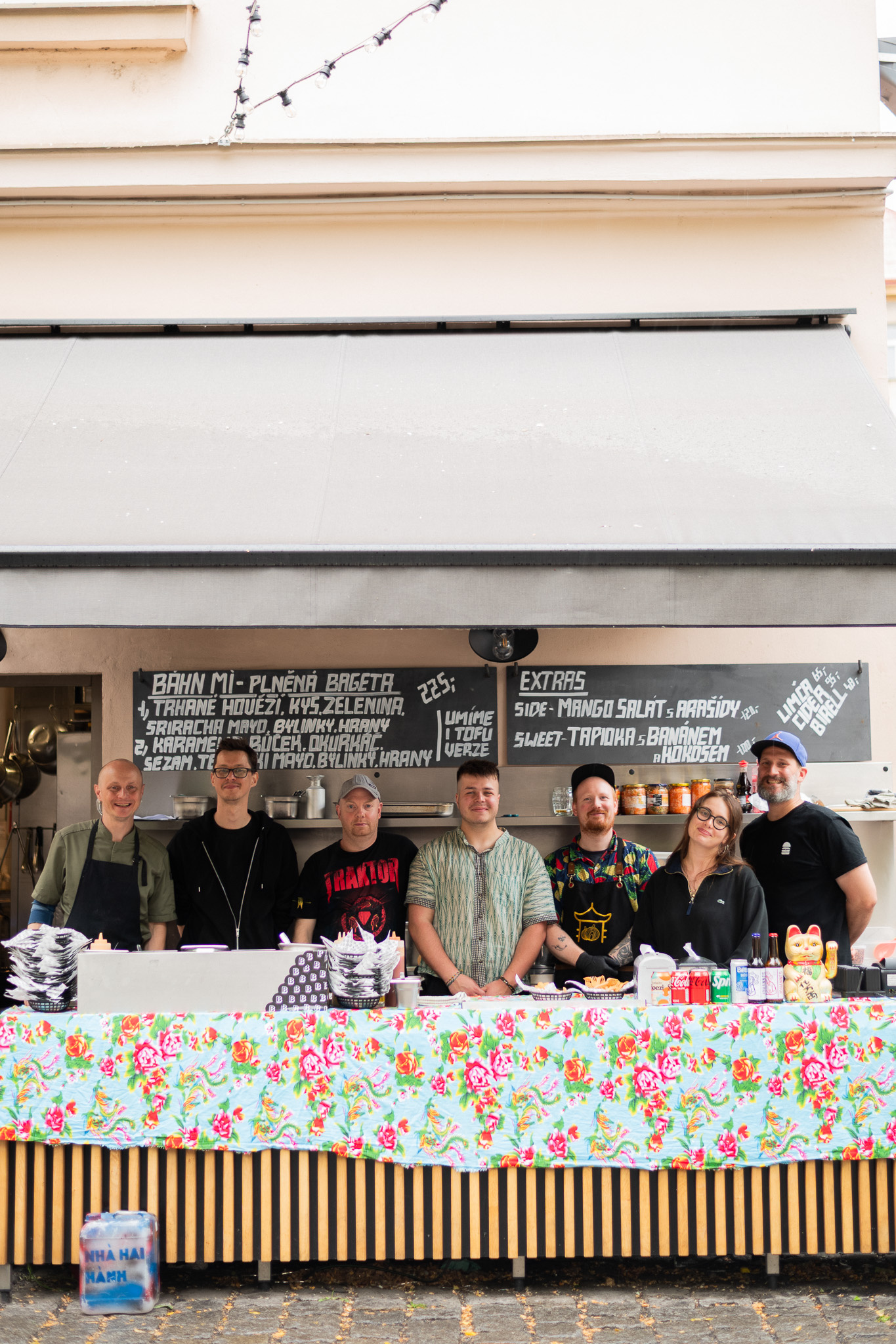 tým Nhà hai hành a tým karlínského Bufetu