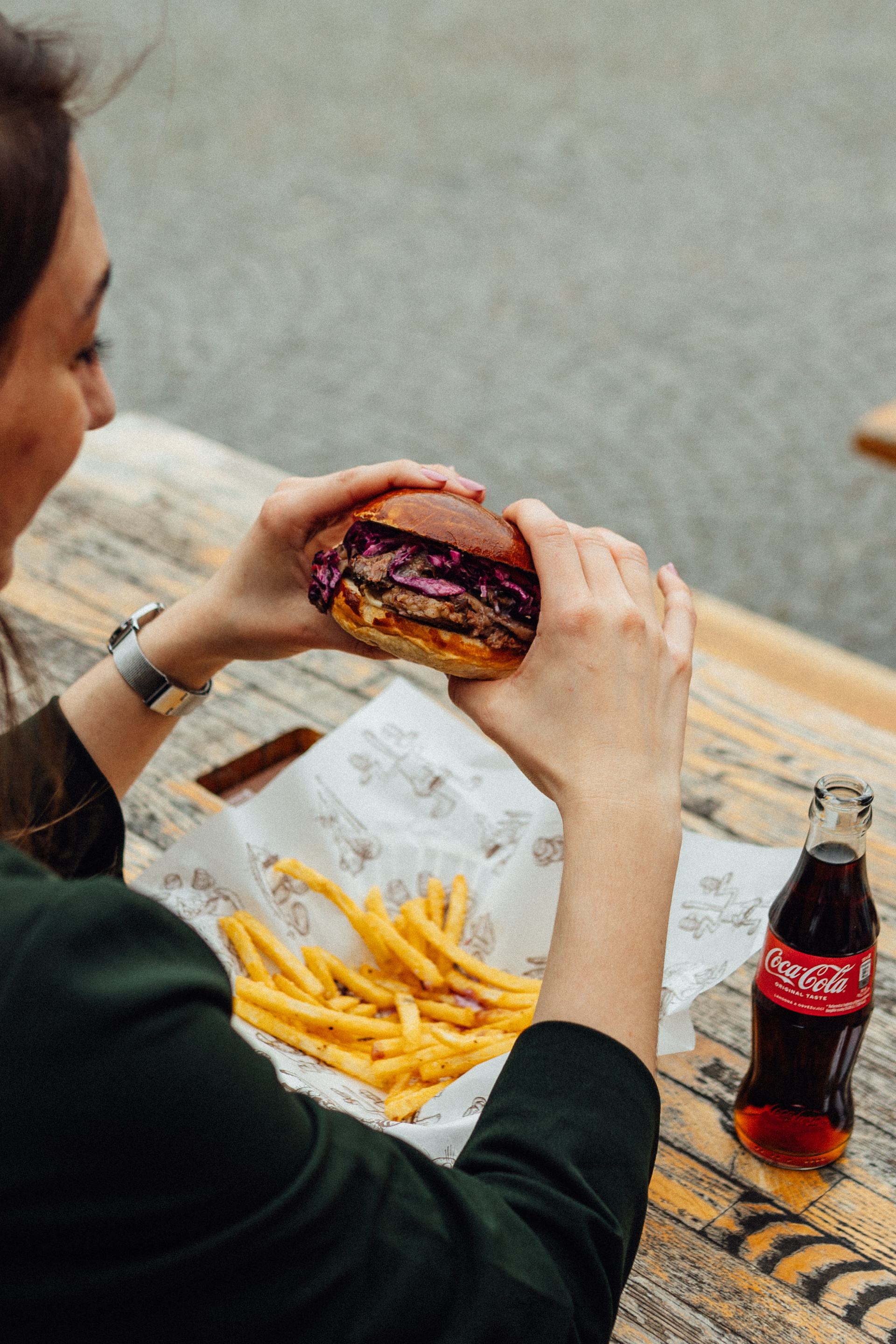 Slavnosti svobody v Lokálu pod Divadlem. Hranolky, hamburger a coca-cola
