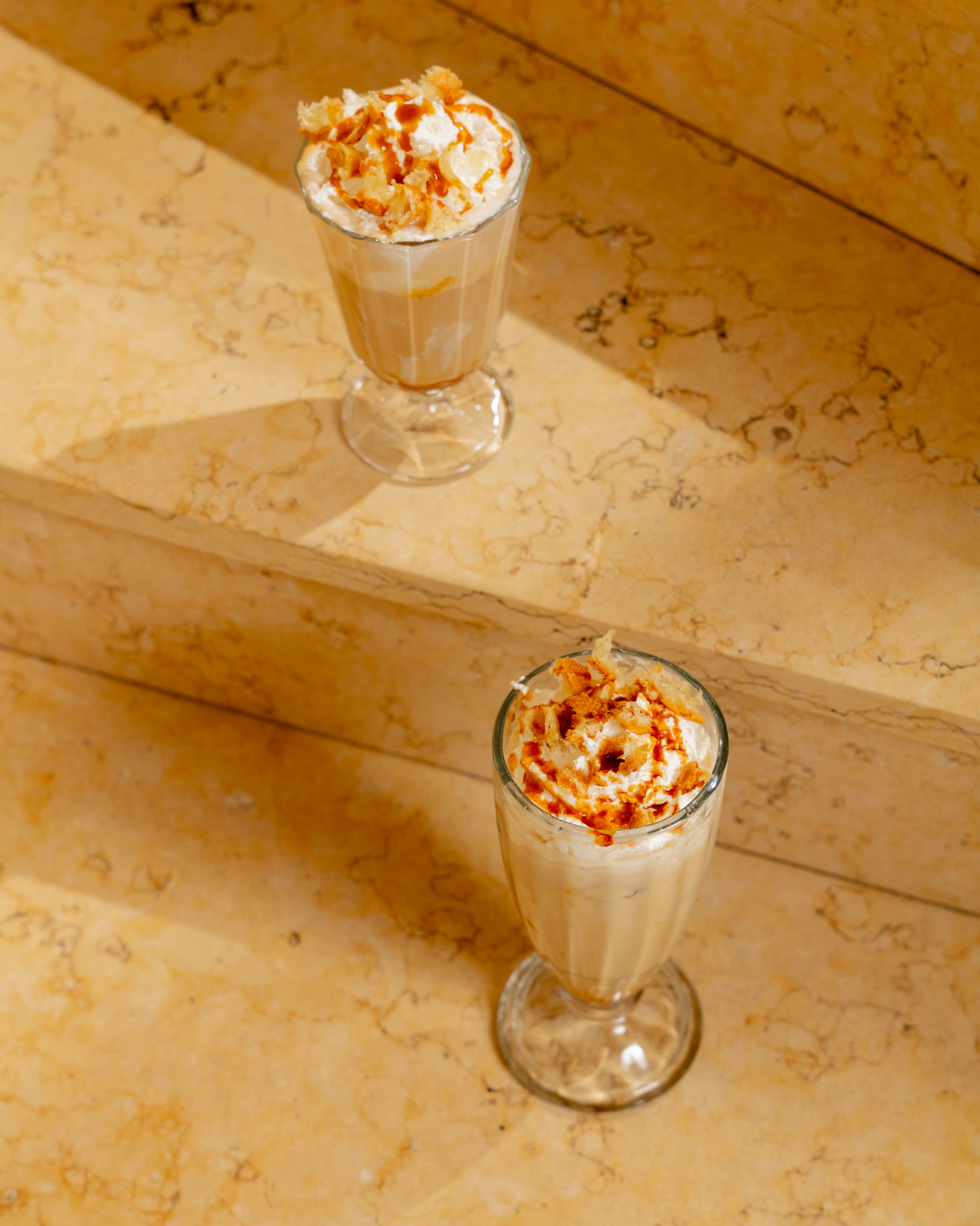 kávové nápoje s ksramelem a šlehačkou v cukrárně myšák 