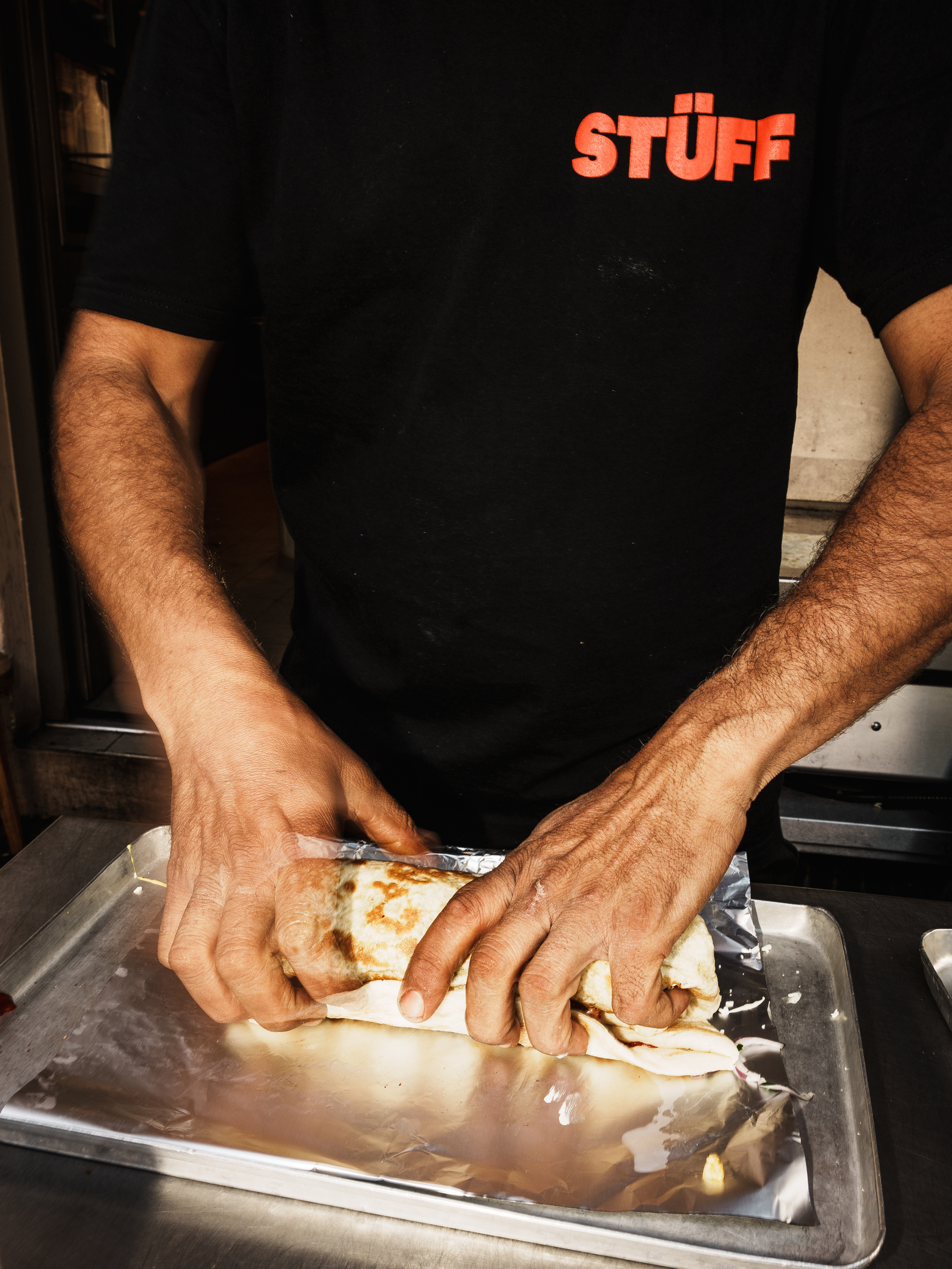 Příprava durum kebabu na dvorku Bufetu