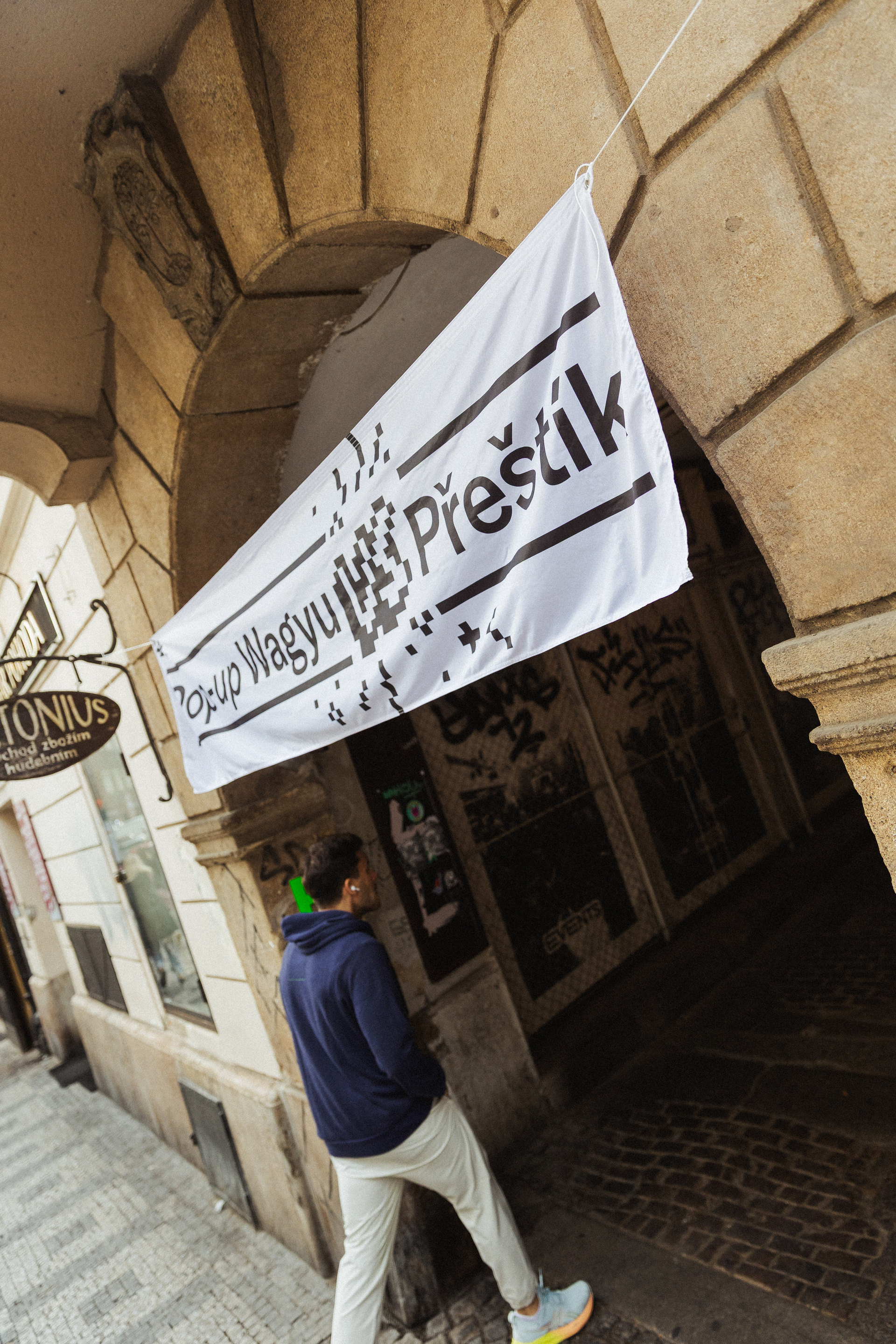 Pop-up wagyu vs. přeštík vstup na dvorek bokovka