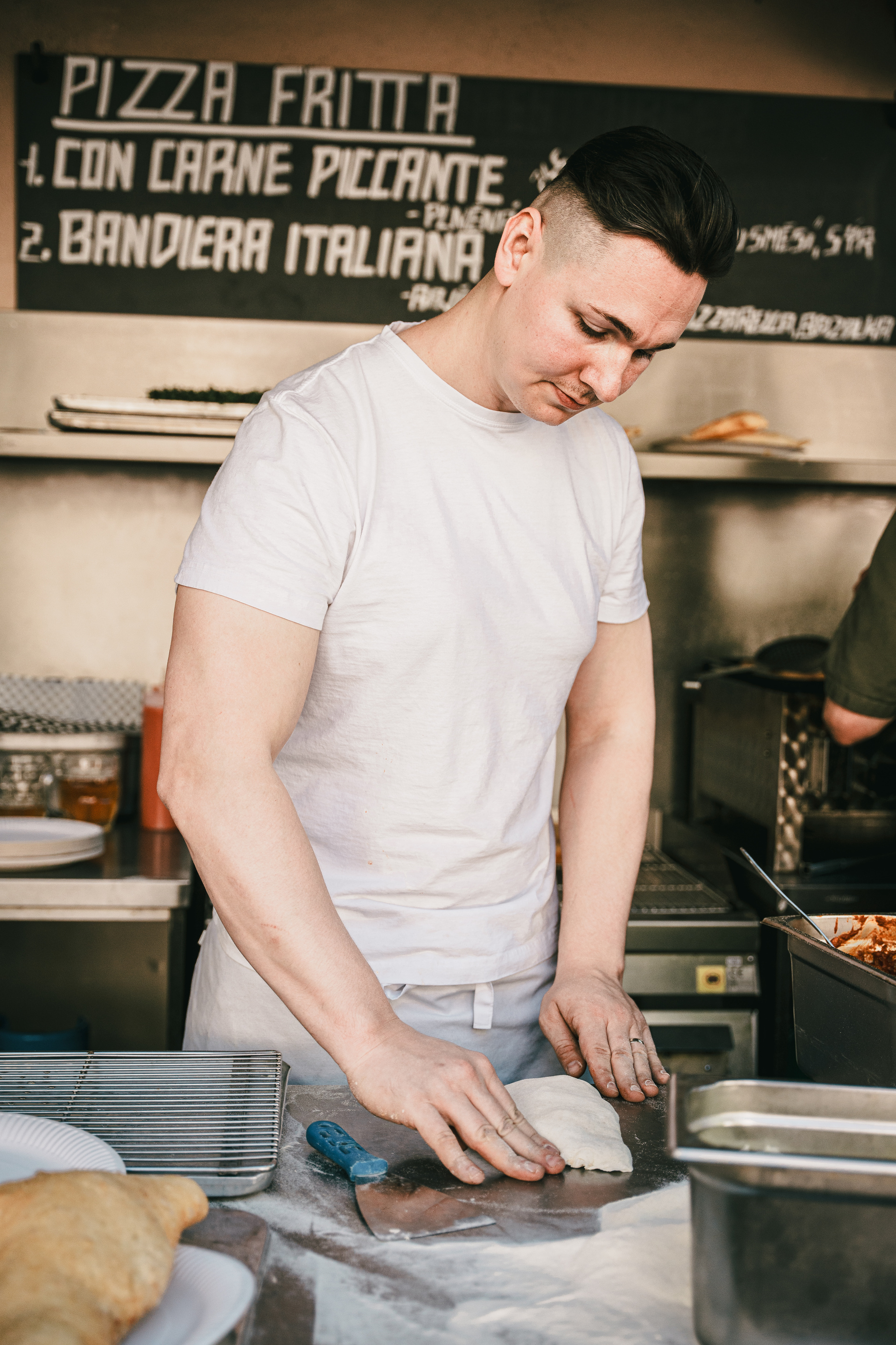 Příprava smažené pizzy na dvorku v karlínském Bufetu