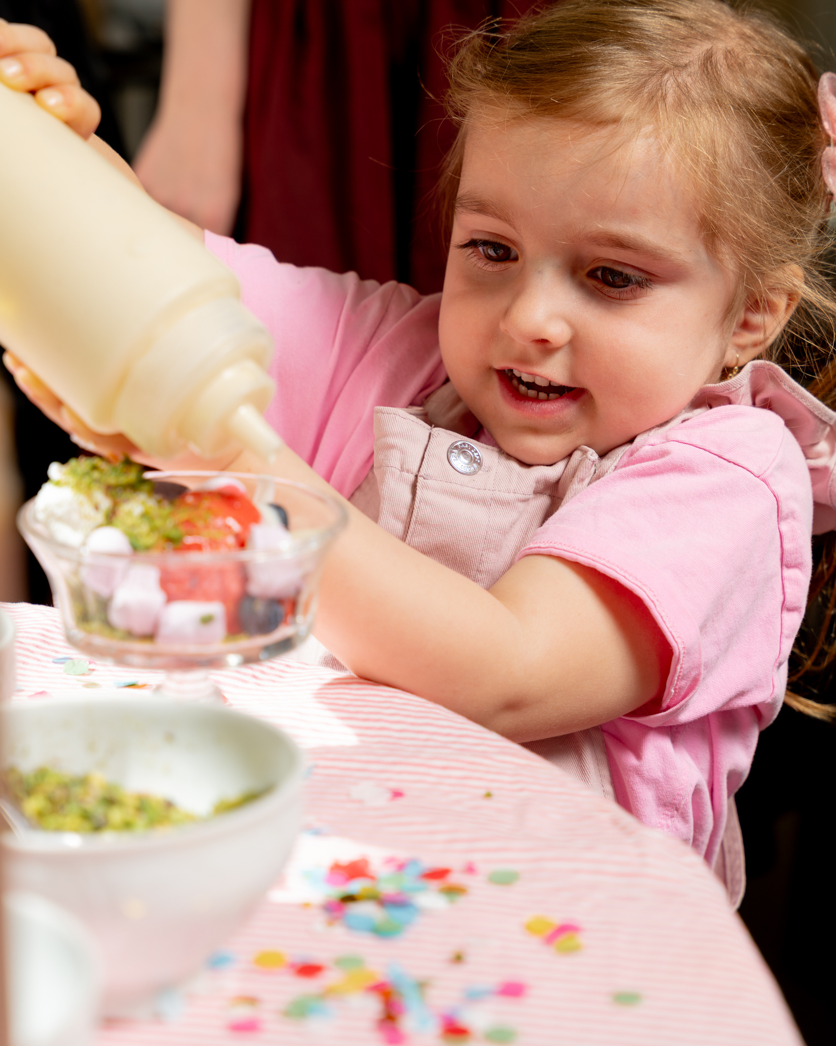 Den dětí v cukrárně Myšák 2025, zdobení zmrzlinového poháru polevou