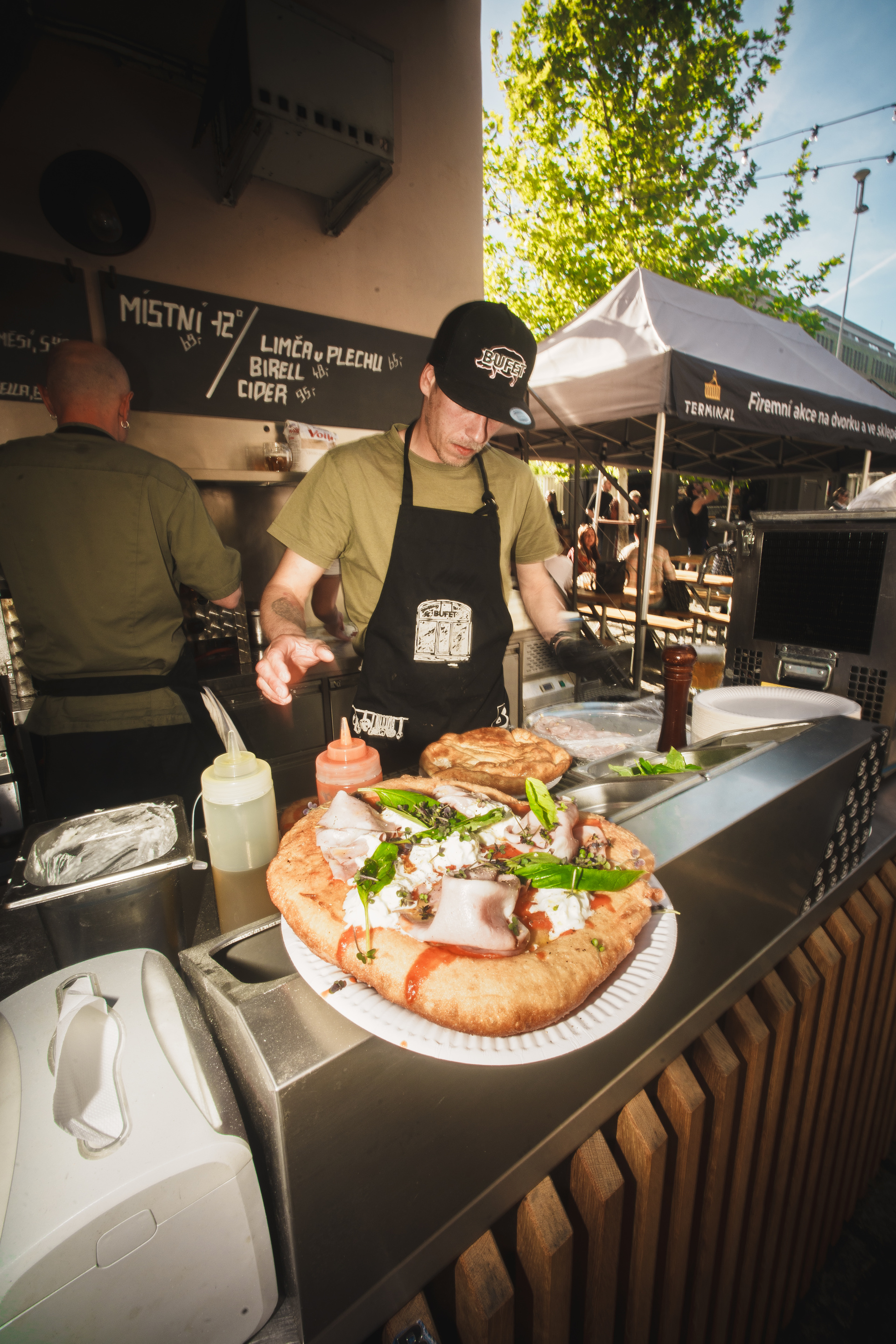 Pizza fritta na pop-up v Bufetu