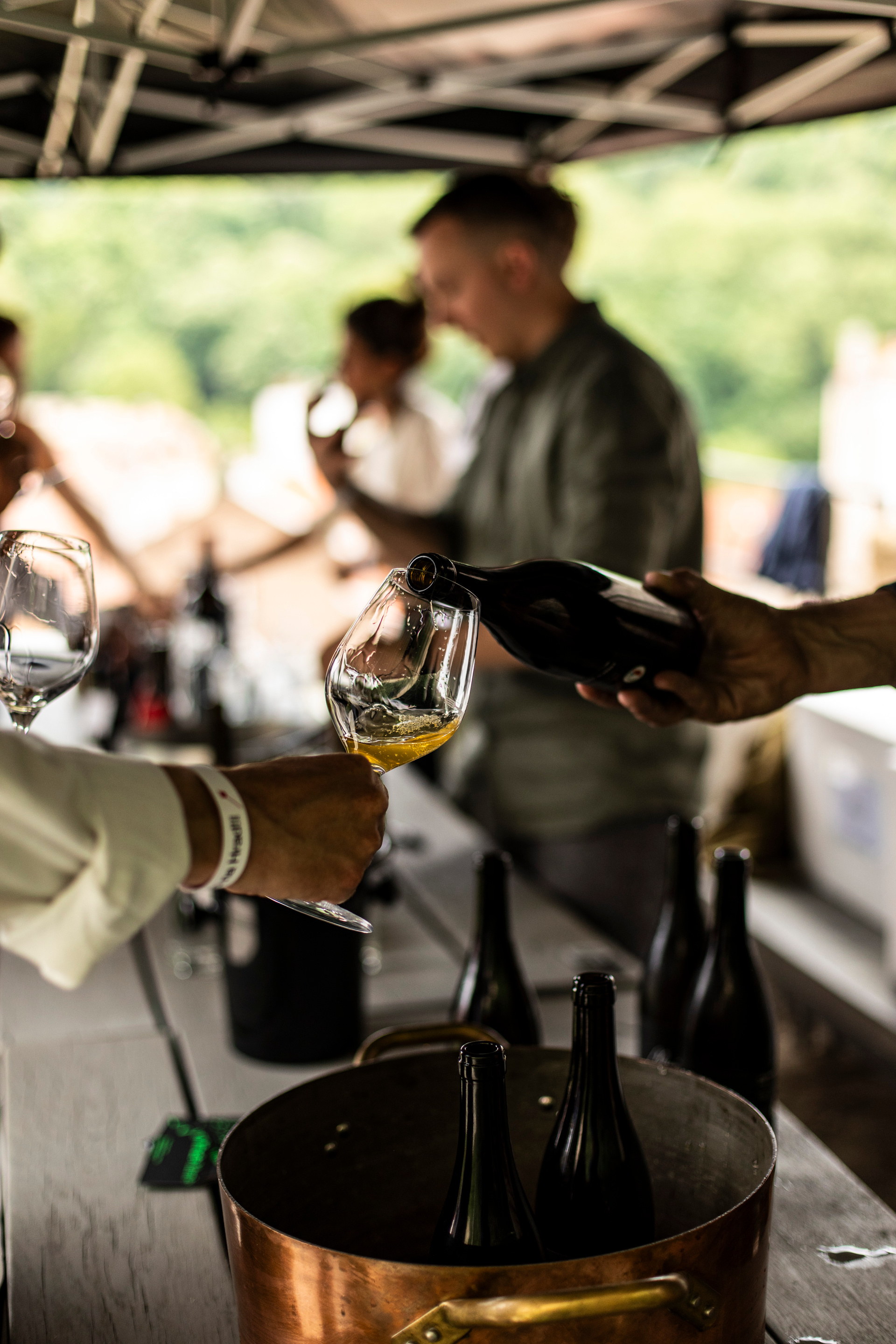 rozlévání vína na vinném festivalu restaurace Kuchyň Víno na Hrad!2025