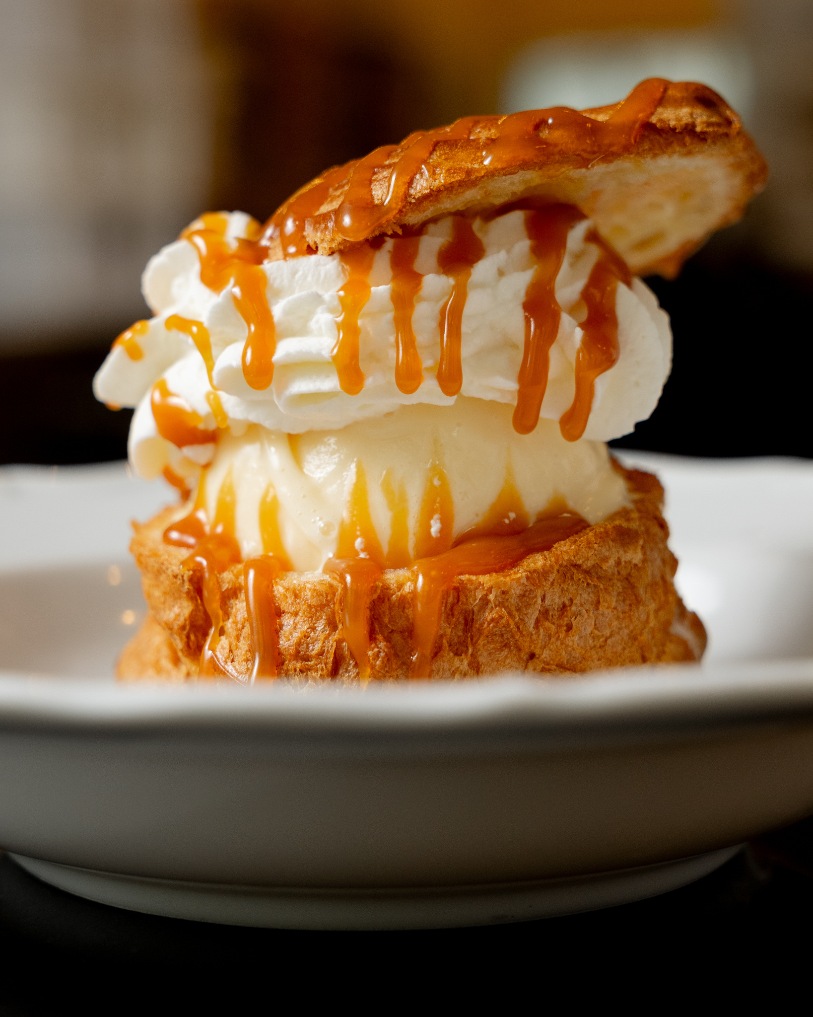 větrník s karamelem v cukrárně myšák