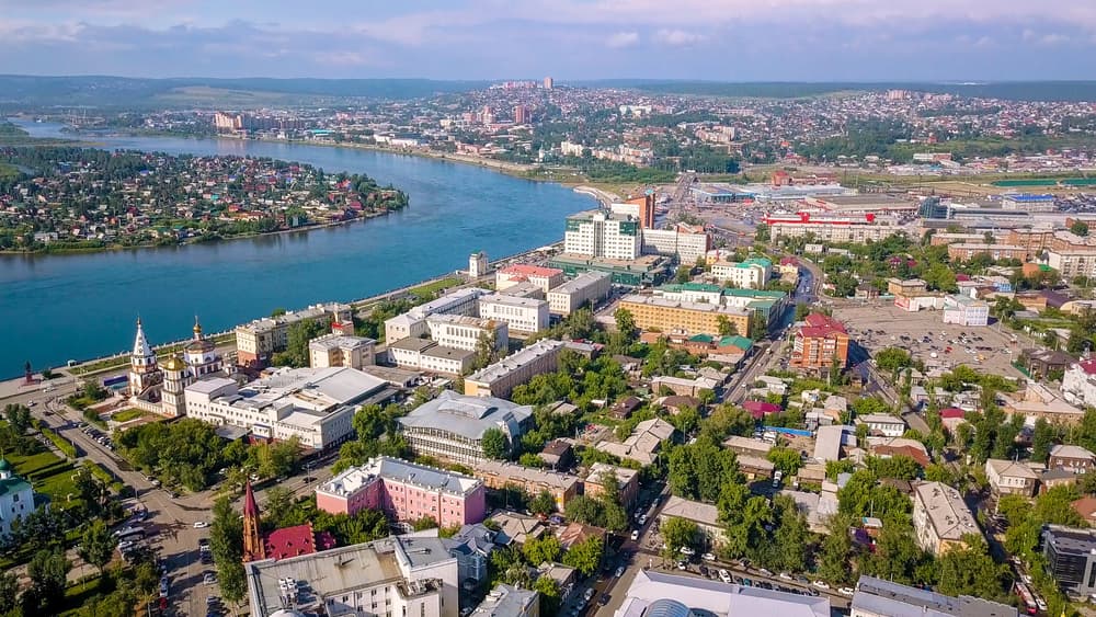 Rusko, Irkutsk. Panoramatický pohled na město a řeku Angaru z ptačí perspektivy, snímek z dronu