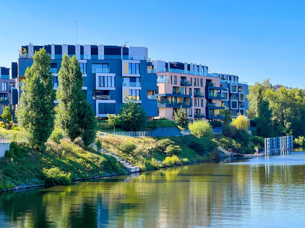 Pohled na luxusní rezidenční komplex DOCK River Watch. Moderní architektura ve skandinávském stylu v blízkosti Vltavy