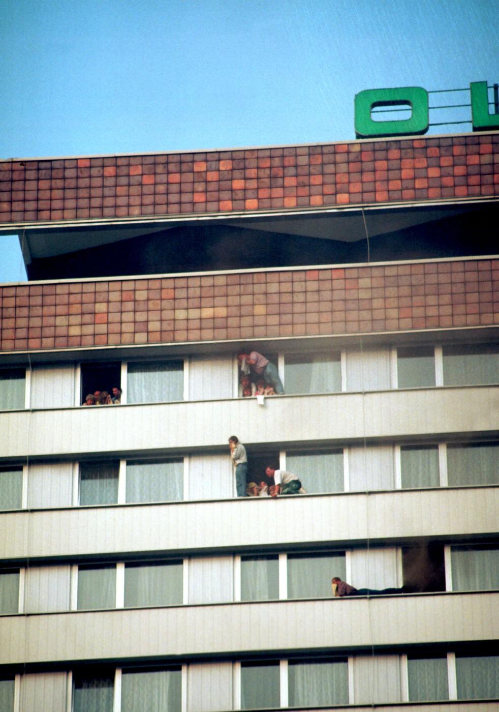 Lidé se před dýmem zachraňovali i na parapetech oken.