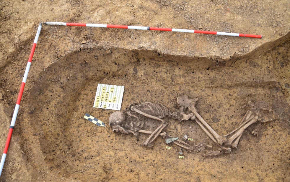 Archeologové při výzkumu na trase budoucí D55 mezi Kokorami a Přerovem prozkoumali 1879 sídlištních objektů a 65 kostrových a žárových hrobů