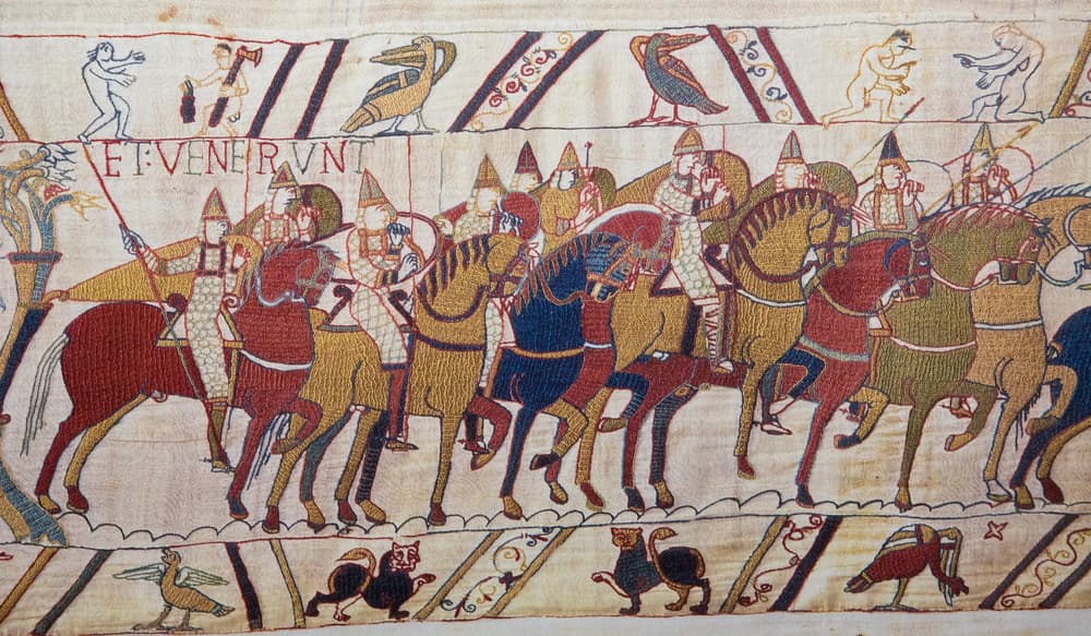 Tapisérie z Bayeux je 52 cm široká a 68,38 m dlouhá vyšívaná tkanina, zobrazující události vedoucí k normanské invazi do Anglie v roce 1066
