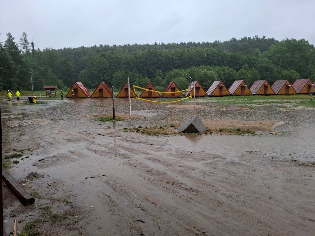 Kvůli vysoké hladině Černého potoka ve Velké Kraši na Jesenicku hasiči evakuují dva tábory poblíž toku, 27. července 2025. Hrozilo jejich odříznutí od příjezdových cest. Kvůli vysoké hladině Černého potoka ve Velké Kraši na Jesenicku hasiči evakuují dva tábory poblíž toku, 27. července 2025. Hrozilo jejich odříznutí od příjezdových cest.