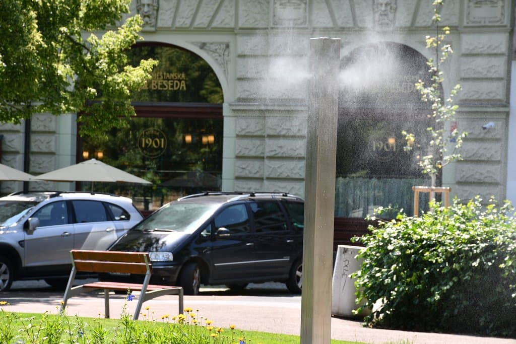 Plzeň instalovala v centru další čtyři mlžicí sloupky pro osvěžení chodců v době veder. Mlžítka, za něž město vydalo milion korun, vytvářejí chladivý vodní sprej a budou spouštěna denně od 10:00 do 20:00, když teplota dosáhne 25 stupňů Celsia a více. 