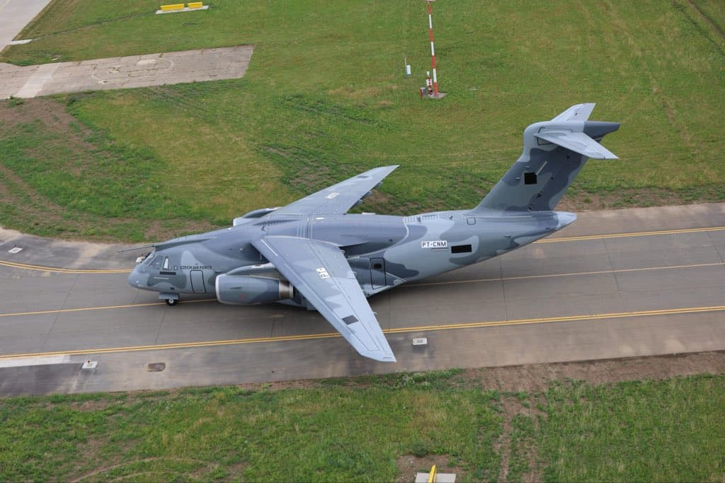 Do Česka přiletěl první ze dvou transportních letounů Embraer C-390, které i s vybavením za 11,3 miliardy korun bez DPH pořídila česká armáda. Do Česka přiletěl první ze dvou transportních letounů Embraer C-390, které i s vybavením za 11,3 miliardy korun bez DPH pořídila česká armáda.