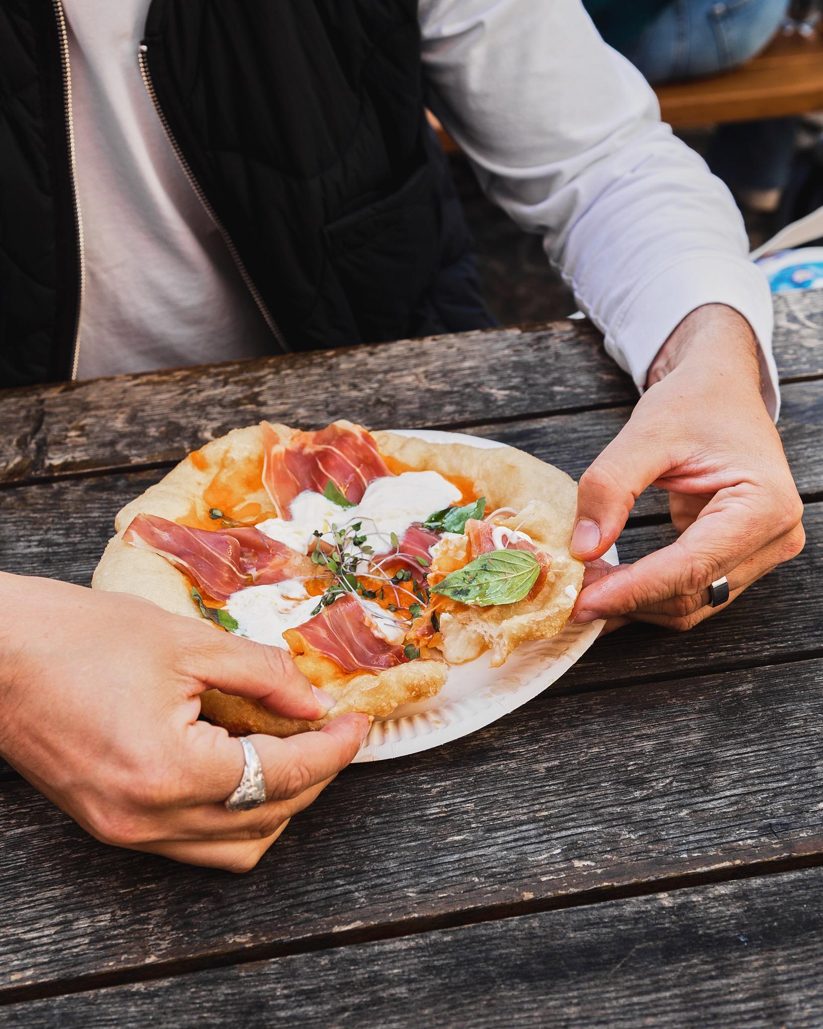 Neapolská smažená pizza Pizza Fritta s mozzarellou, prosciuttem a bazalkou od Bufetu a Pizza Nuova v Praze.