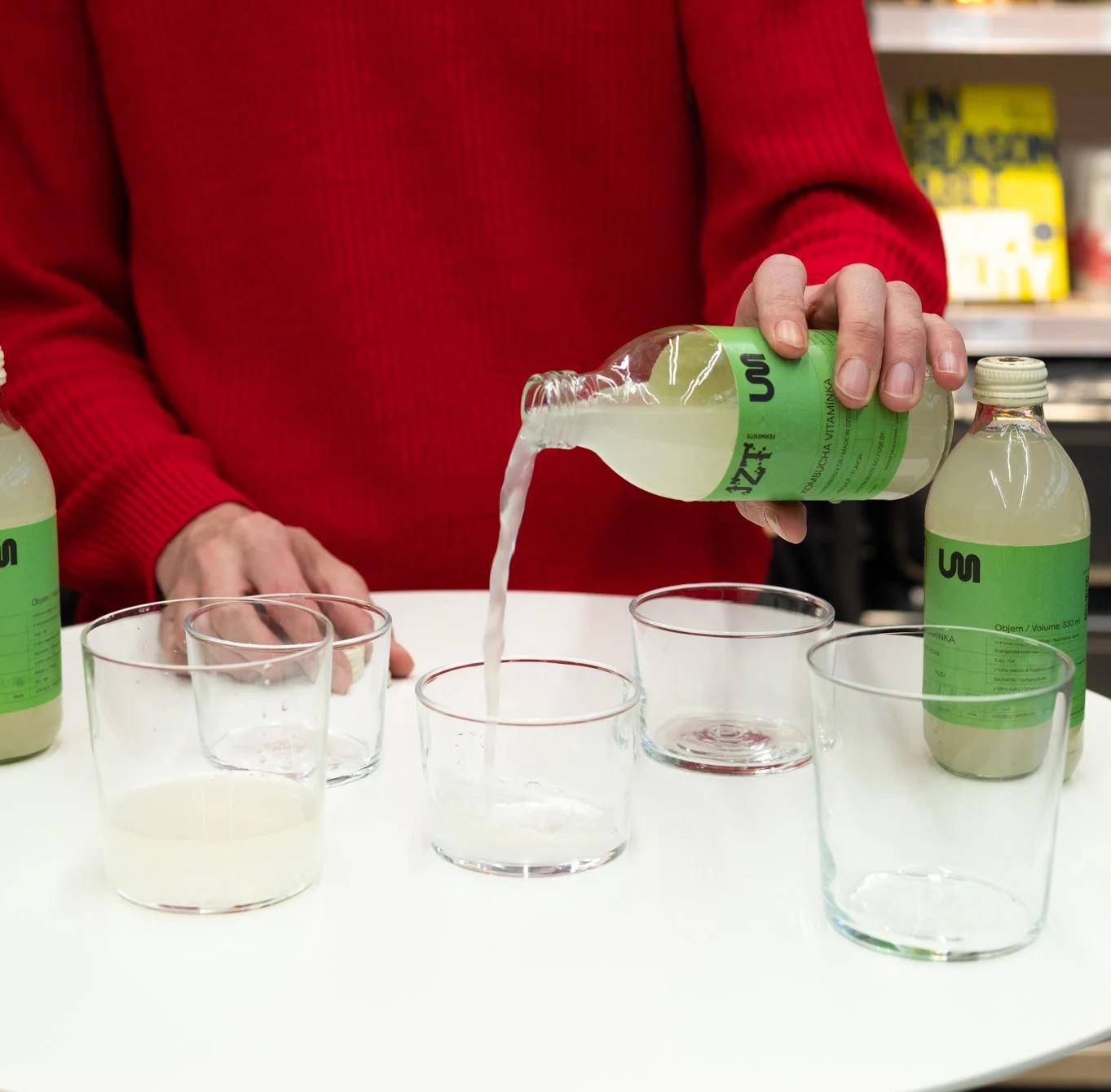 Nalévání fermentovaného nápoje do sklenic v Klubu Ambiente.