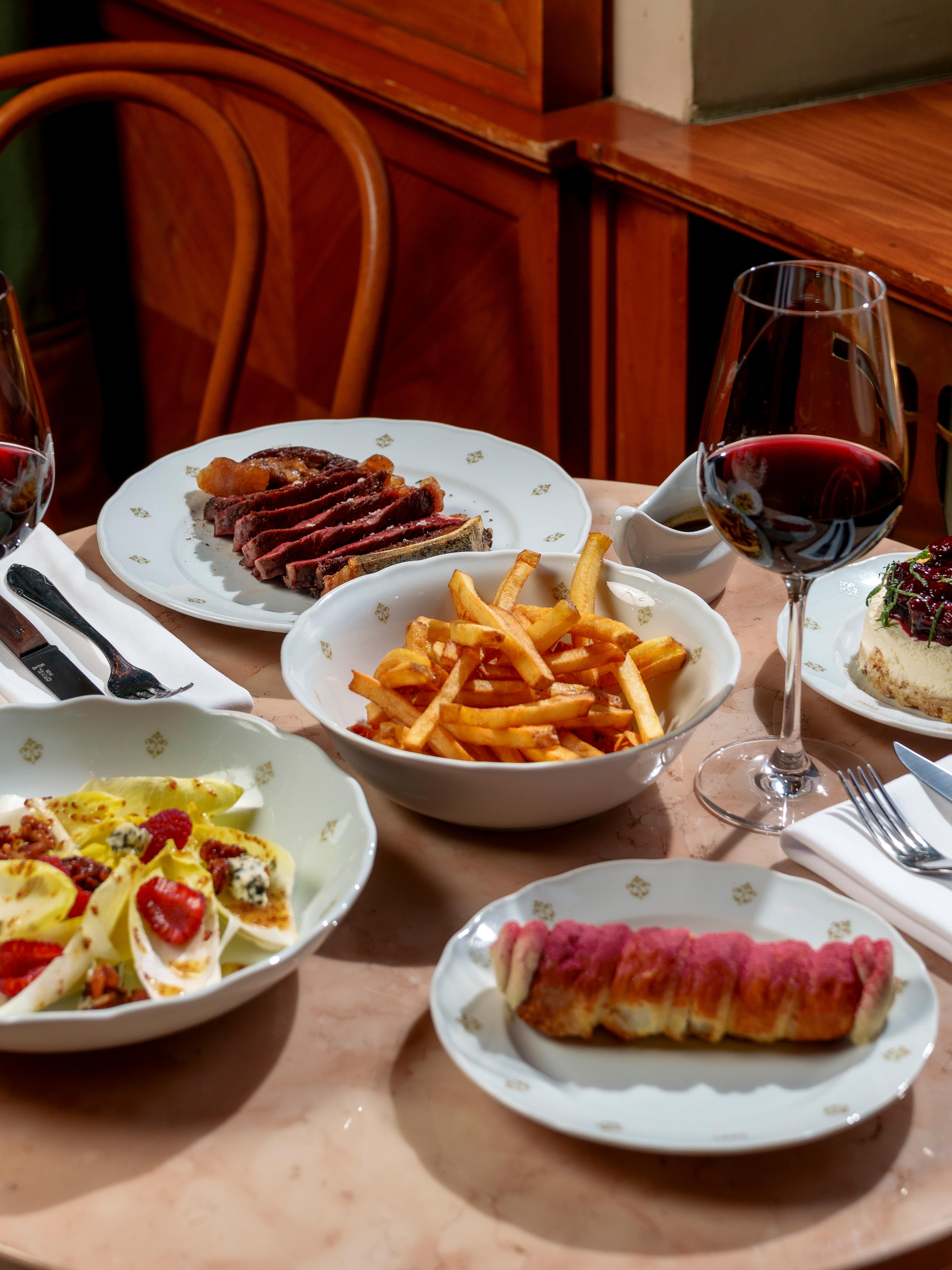 Valentýnské menu pro dva v Café Savoy – tříchodová večeře s foie gras, stařeným hovězím, hranolky a dezertem, doplněná vínem