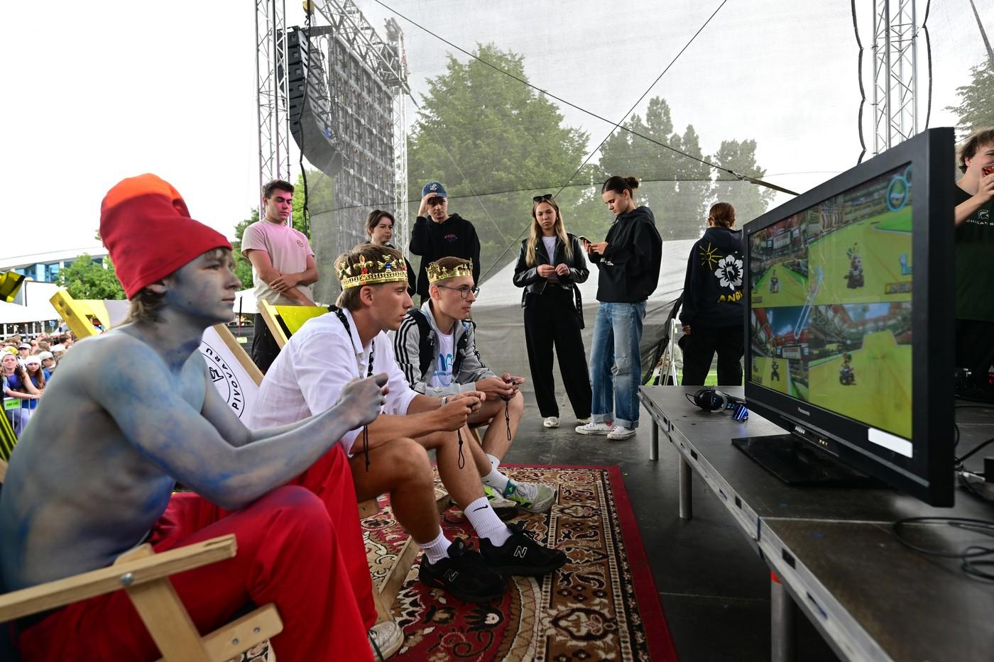 Průvodem městem a závěrečnou soutěžní disciplínou vyvrcholil týdenní studentský festival Budějovický Majáles. Závěrečná disciplína, hra na Playstationu. Vlevo je vítěz a hlavní král Majálesu z Gymnázia Jírovcova.