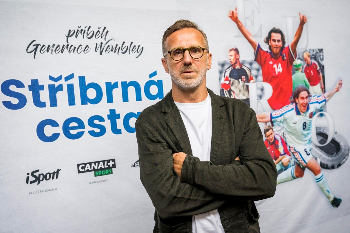Bývalý fotbalový reprezentant Karel Poborský pózuje na předpremiéře dokumentárního filmu Stříbrná cesta o cestě české fotbalové reprezentace do finále mistrovství Evropy v roce 1996.