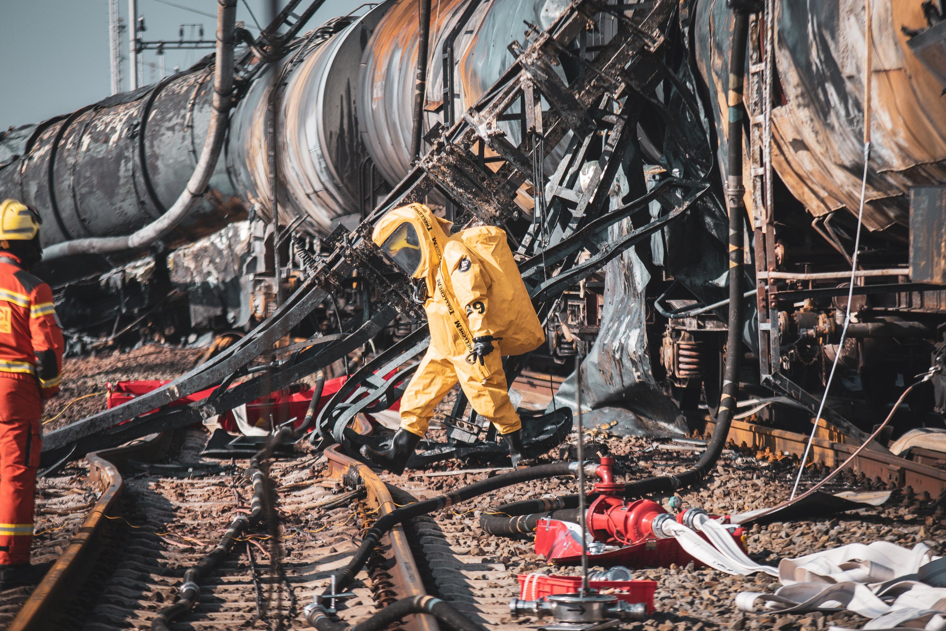 Situace po havárii nákladního vlaku s benzenem, který havaroval a začal hořet v pátek u Hustopečí nad Bečvou a její dopad na životní prostředí.