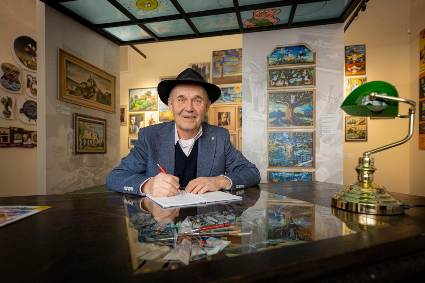 Muzeum Čtyřlístku po rekonstrukci, 20. února 2026, Doksy, Českolipsko. Kvůli rekonstrukci bylo muzeum uzavřené celý minulý rok. V nové podobě je rozšířené, modernější a po vstupu se návštěvník ocitne přímo uvnitř komiksu. Na snímku výtvarník Jaroslav Němeček během prohlídky muzea.