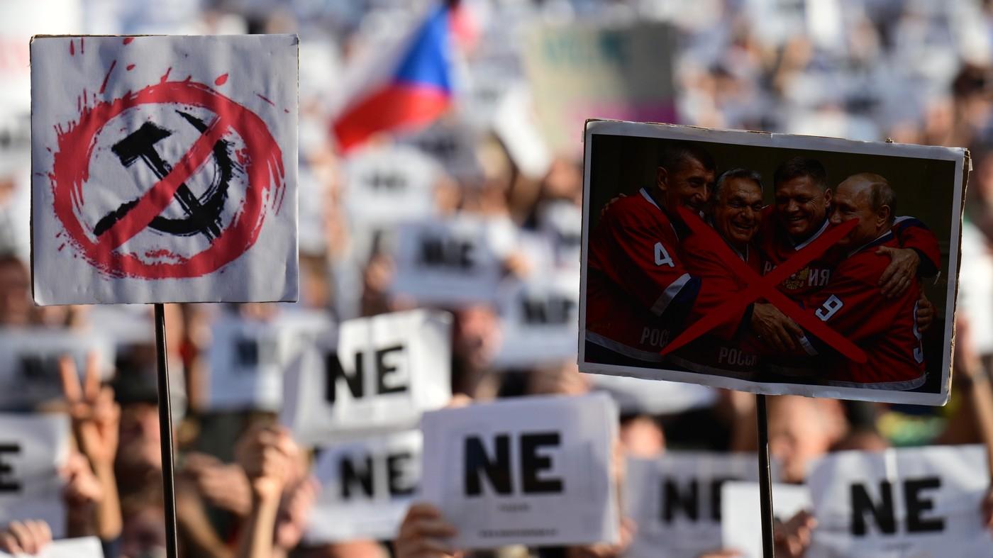 Předvolební akce spolku Milion chvilek pro demokracii nazvaná Zabraňme vládě extremistů! Shromáždění je součástí kampaně s názvem Dese(t) k volbám.