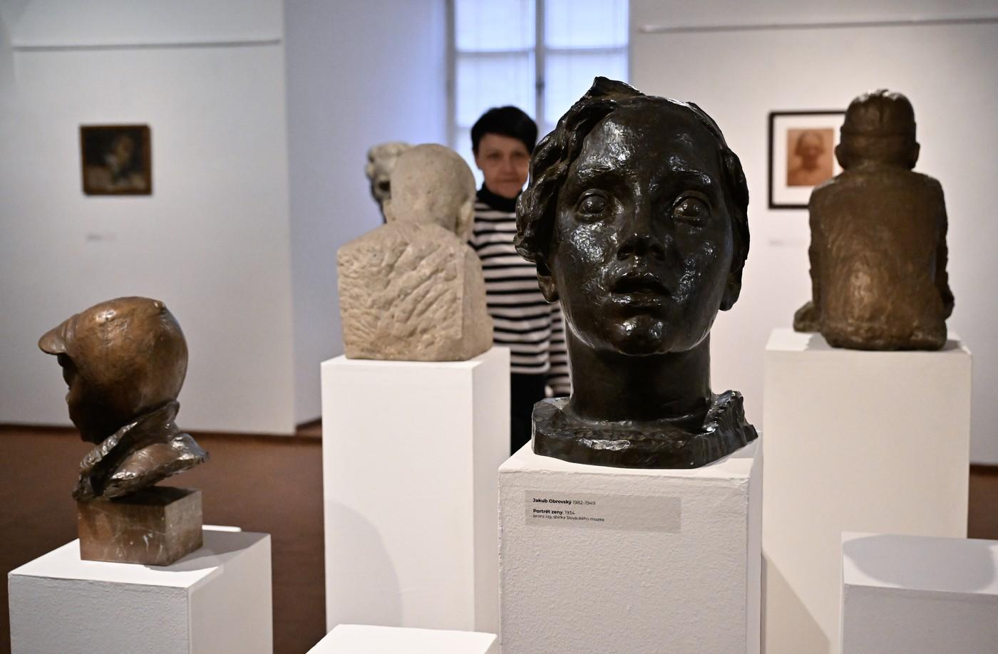 Galerie Slováckého muzea zahájila výstavu Hlava, 27. února 2025, Uherské Hradiště. Busta ženy od Jakuba Obrovského z roku 1934. Galerie Slováckého muzea zahájila výstavu Hlava, 27. února 2025, Uherské Hradiště. Busta ženy od Jakuba Obrovského z roku 1934.