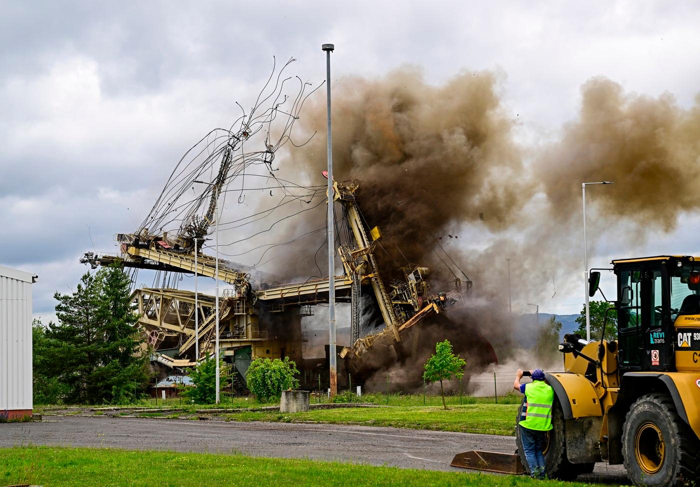 Odstřel velkorypadla "Březenský drak" v Březně u Chomutova