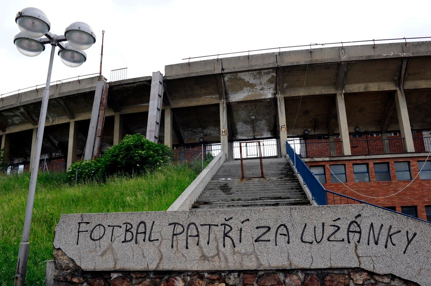 Brněnský fotbalový stadion za Lužánkami pomalu pohlcují náletové dřeviny a traviny Brněnský fotbalový stadion za Lužánkami pomalu pohlcují náletové dřeviny a traviny
