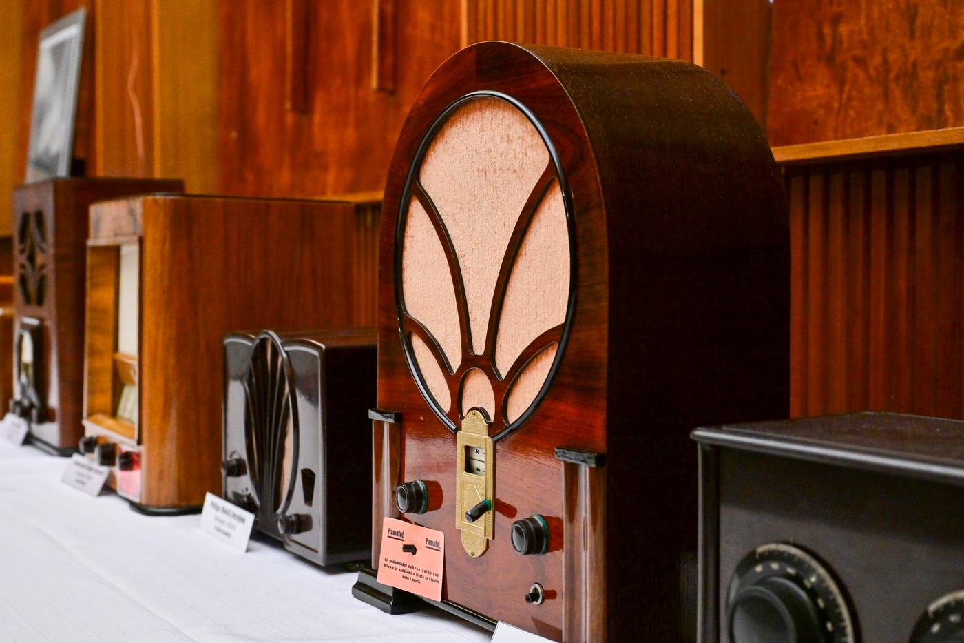 Výstava historické radiotechniky s názvem 100 let s rozhlasovým přijímačem v budově Českého rozhlasu v rámci dne otevřených dveří, 17. května 2025, České Budějovice. Z rozhlasových přijímačů zazněly historické dobové ukázky, které psaly nejen rozhlasovou historii naší země. Výstavu připravil sběratel přijímačů a mistr zvuku Marek Svoboda.