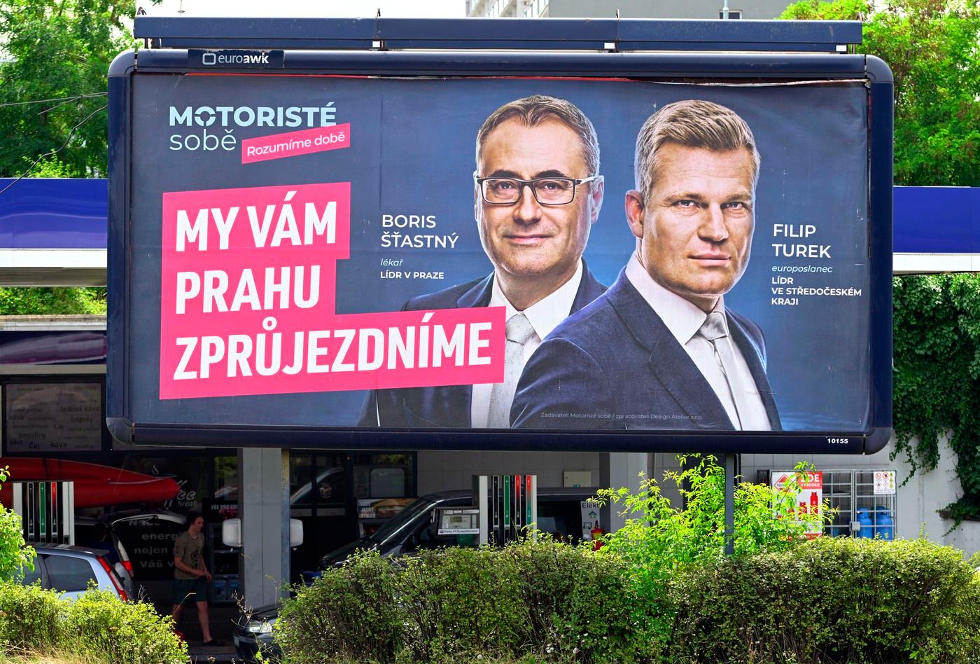 Předvolební billboard strany Motoristé sobě, 28. července 2025, Praha.