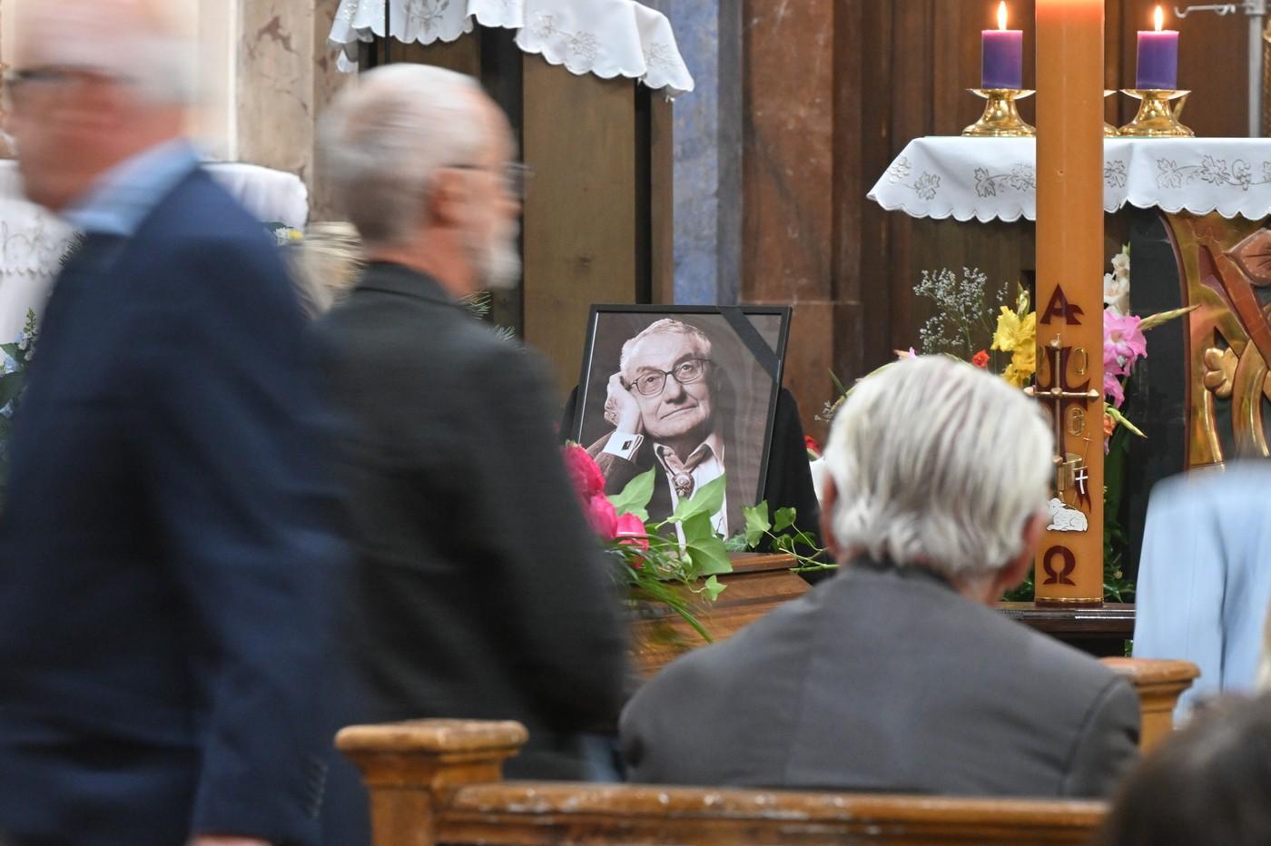 Smuteční obřad za zesnulého spisovatele Vladimíra Párala v kostele Nanebevzetí Panny Marie, 19. srpna 2026, Mariánské Lázně. Smuteční obřad za zesnulého spisovatele Vladimíra Párala v kostele Nanebevzetí Panny Marie, 19. srpna 2026, Mariánské Lázně.