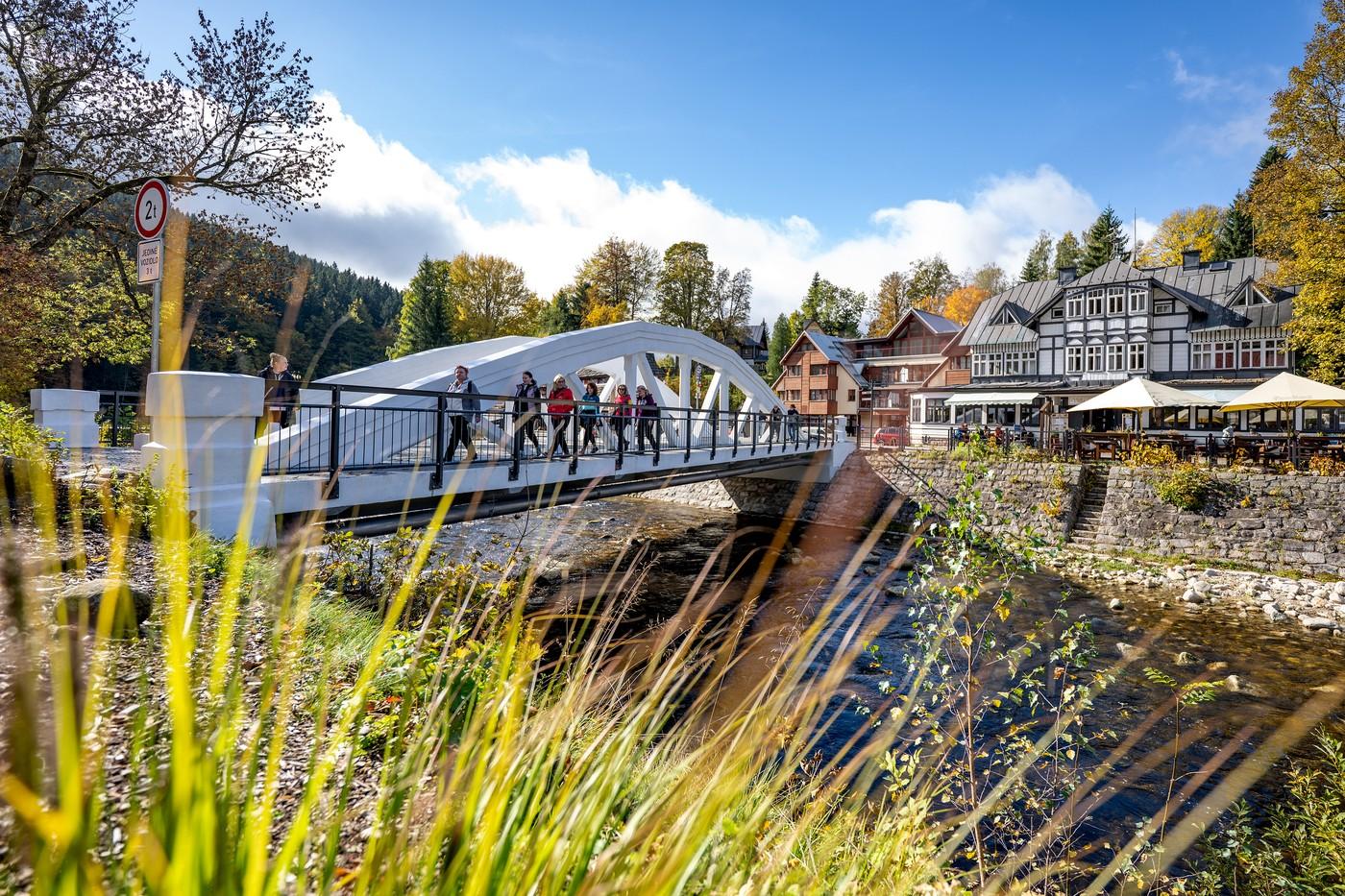 Zrekonstruovaný památkově chráněný Bílý most přes Labe v centru horského střediska.