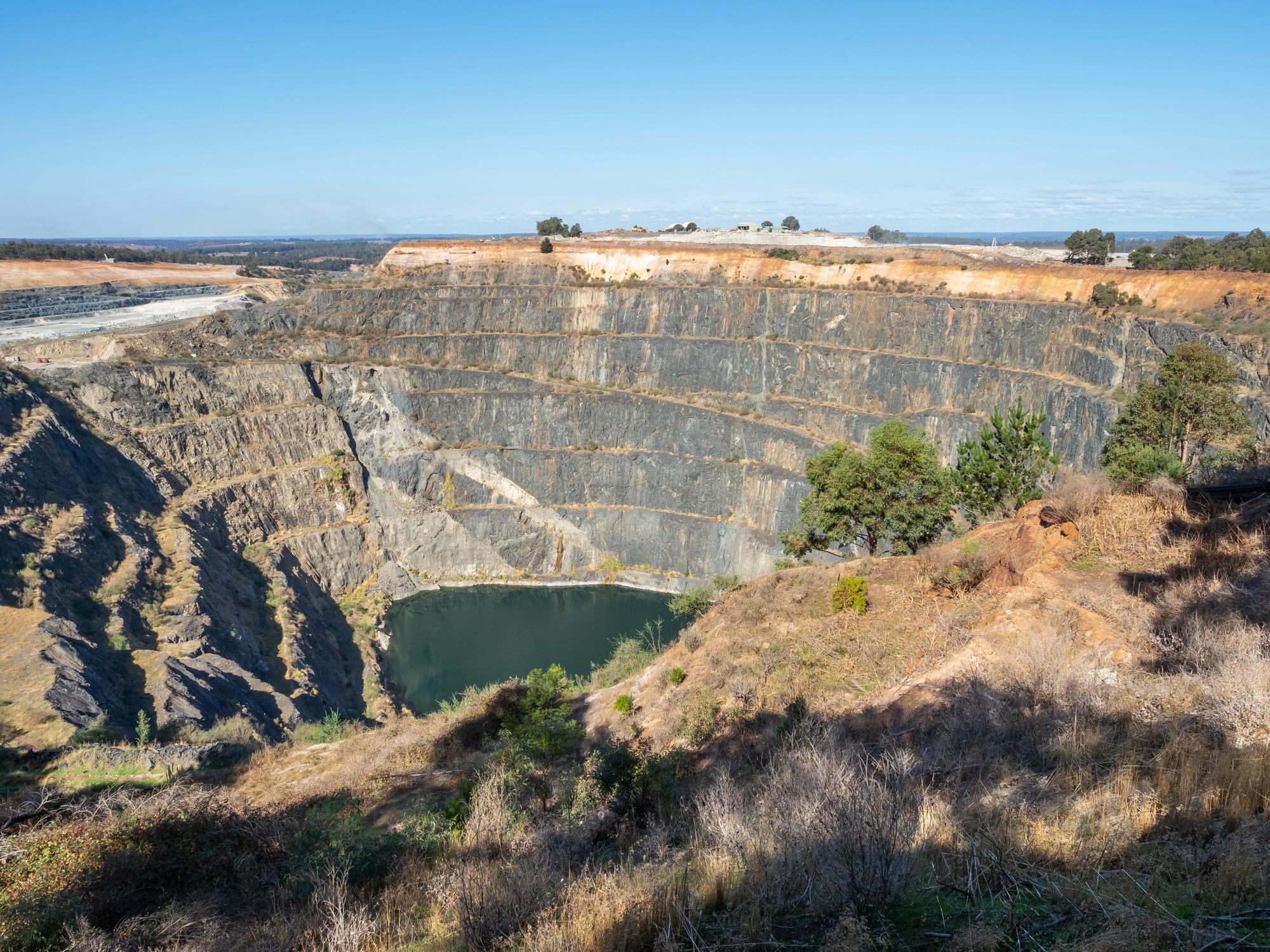Lithiový důl Greenbushes je povrchový důl v Západní Austrálii a jedná se o největší důl na lithium v tvrdé hornině na světě Lithiový důl Greenbushes je povrchový důl v Západní Austrálii a jedná se o největší důl na lithium v tvrdé hornině na světě