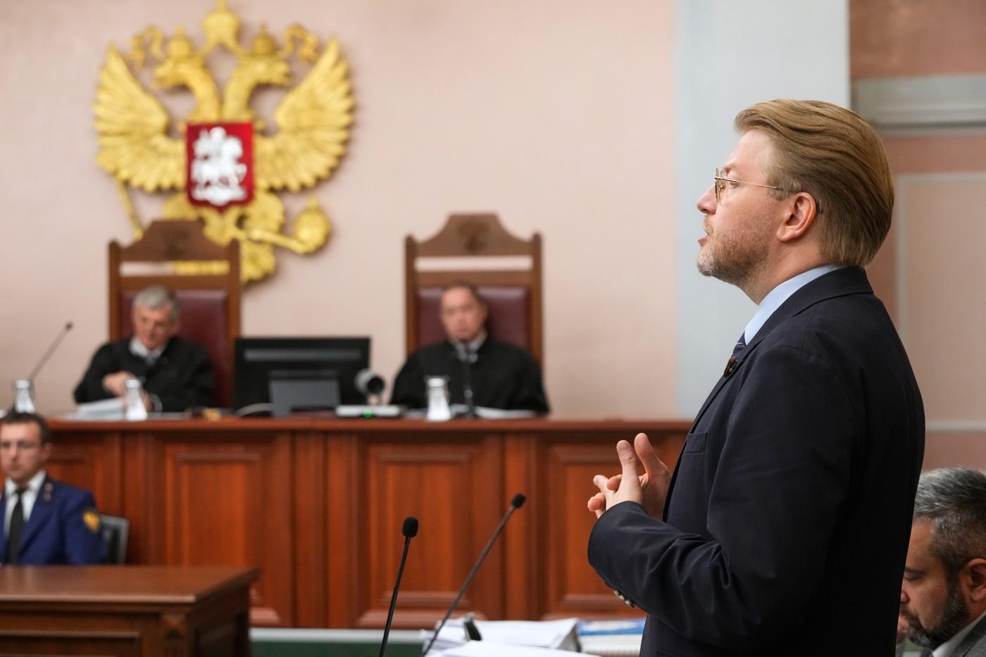 Předseda strany Jabloko Nikolaj Rybakov vystupuje během projednávání odvolání ve věci žaloby, jejímž cílem je vyloučit stranu z nadcházejících parlamentních voleb, u ruského Nejvyššího soudu